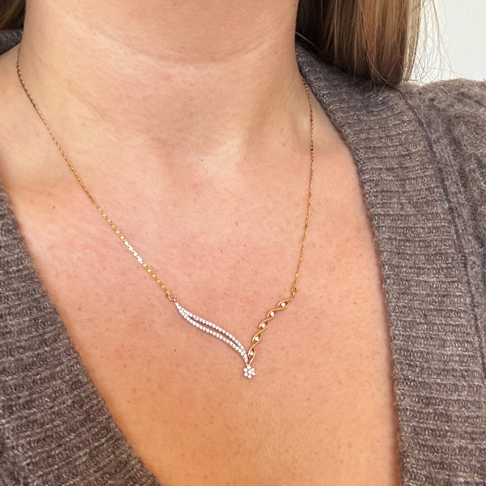 Diamond V Pendant Necklace | 0.28ctw | 18.5" |