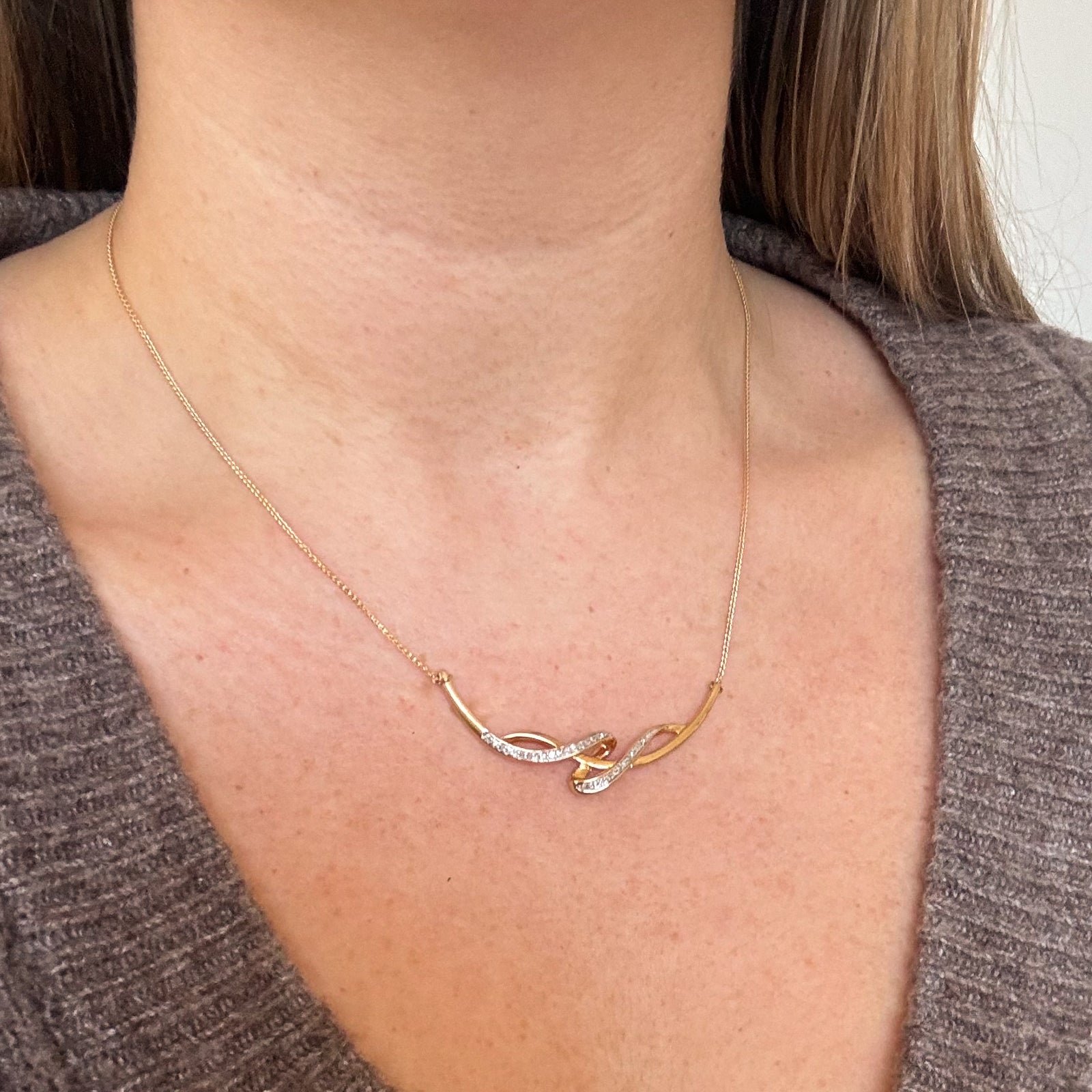 Diamond Scoop Pendant Necklace | 0.20ctw | 17.5" |