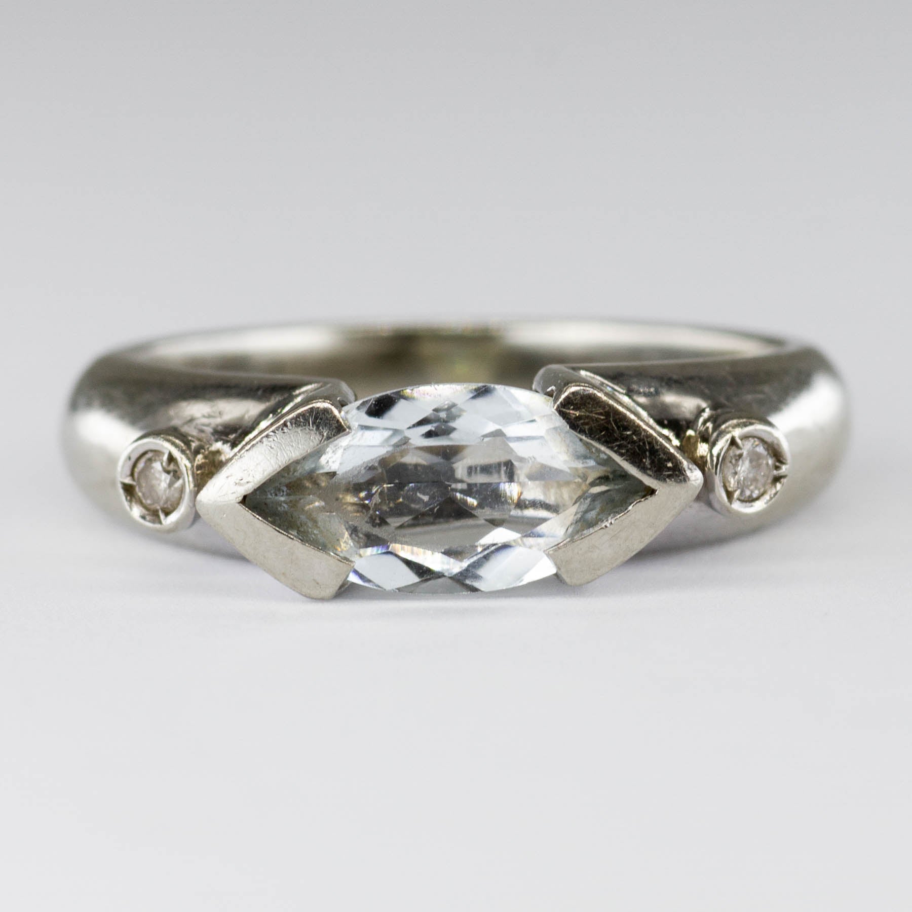 Bague en or blanc 14 carats sertie tension d'une aigue-marine taille marquise | 0,66 ct | Taille 4