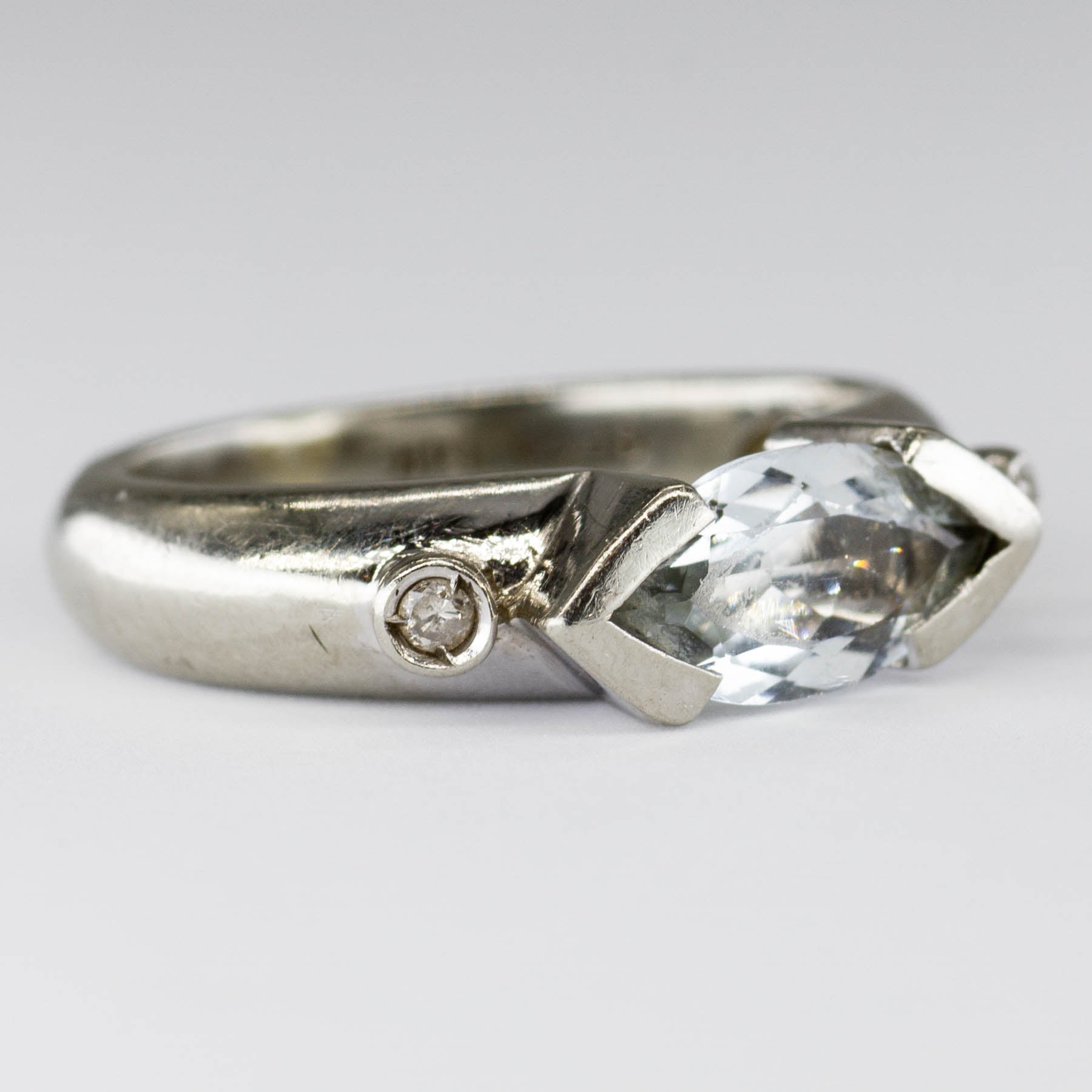 Bague en or blanc 14 carats sertie tension d'une aigue-marine taille marquise | 0,66 ct | Taille 4