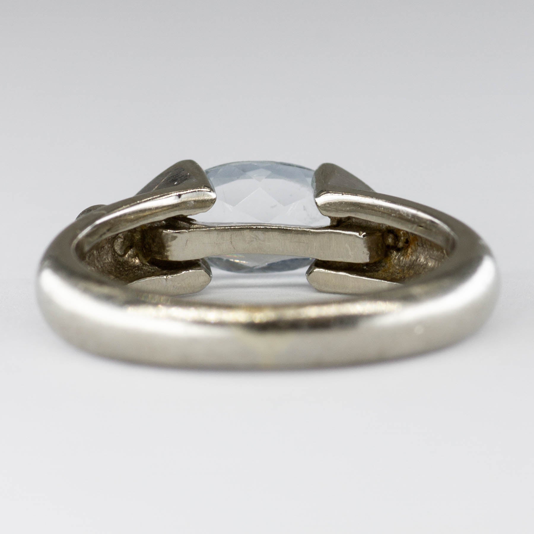Bague en or blanc 14 carats sertie tension d'une aigue-marine taille marquise | 0,66 ct | Taille 4