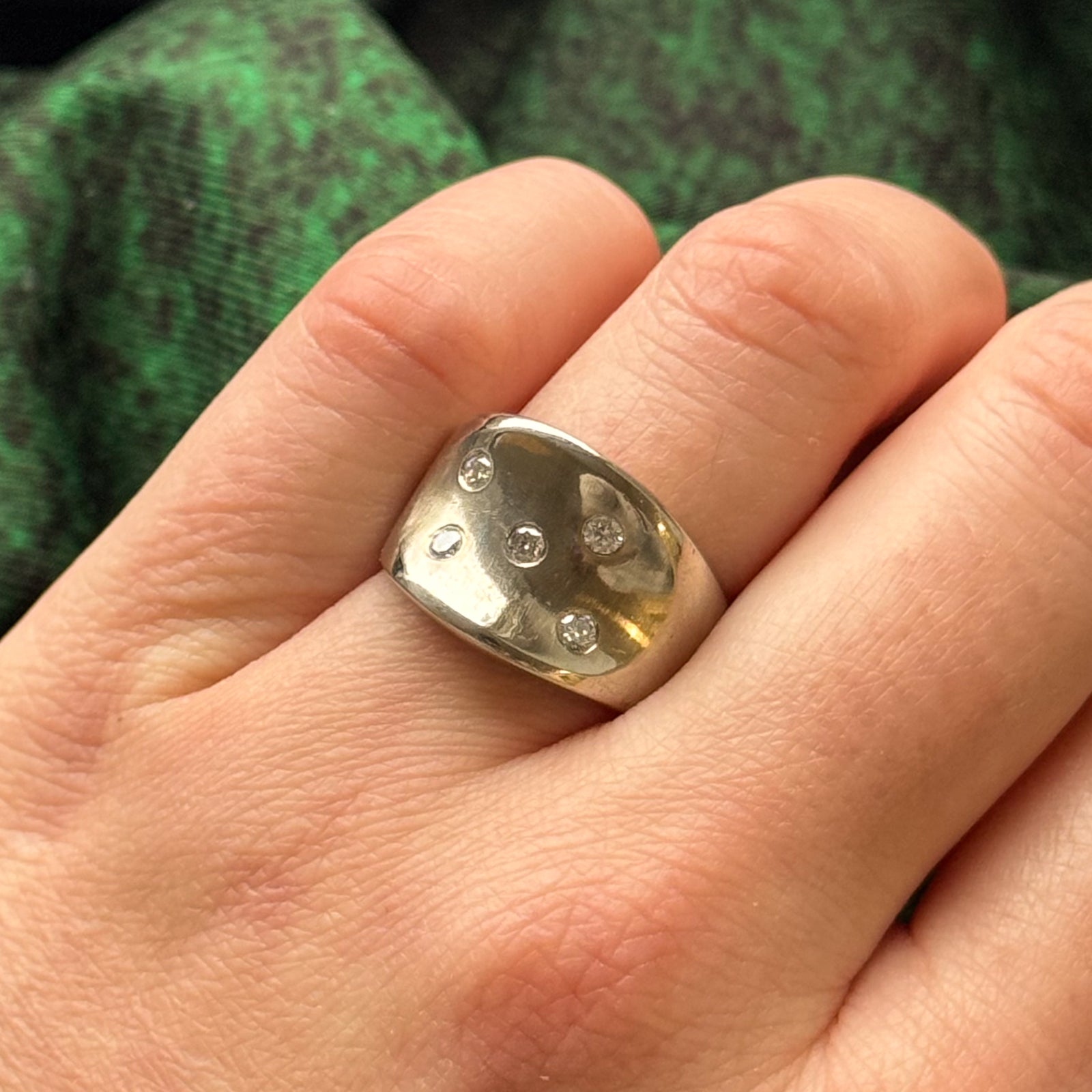 Flush Set Diamond Concave Ring | 0.22ctw | SZ 7 |