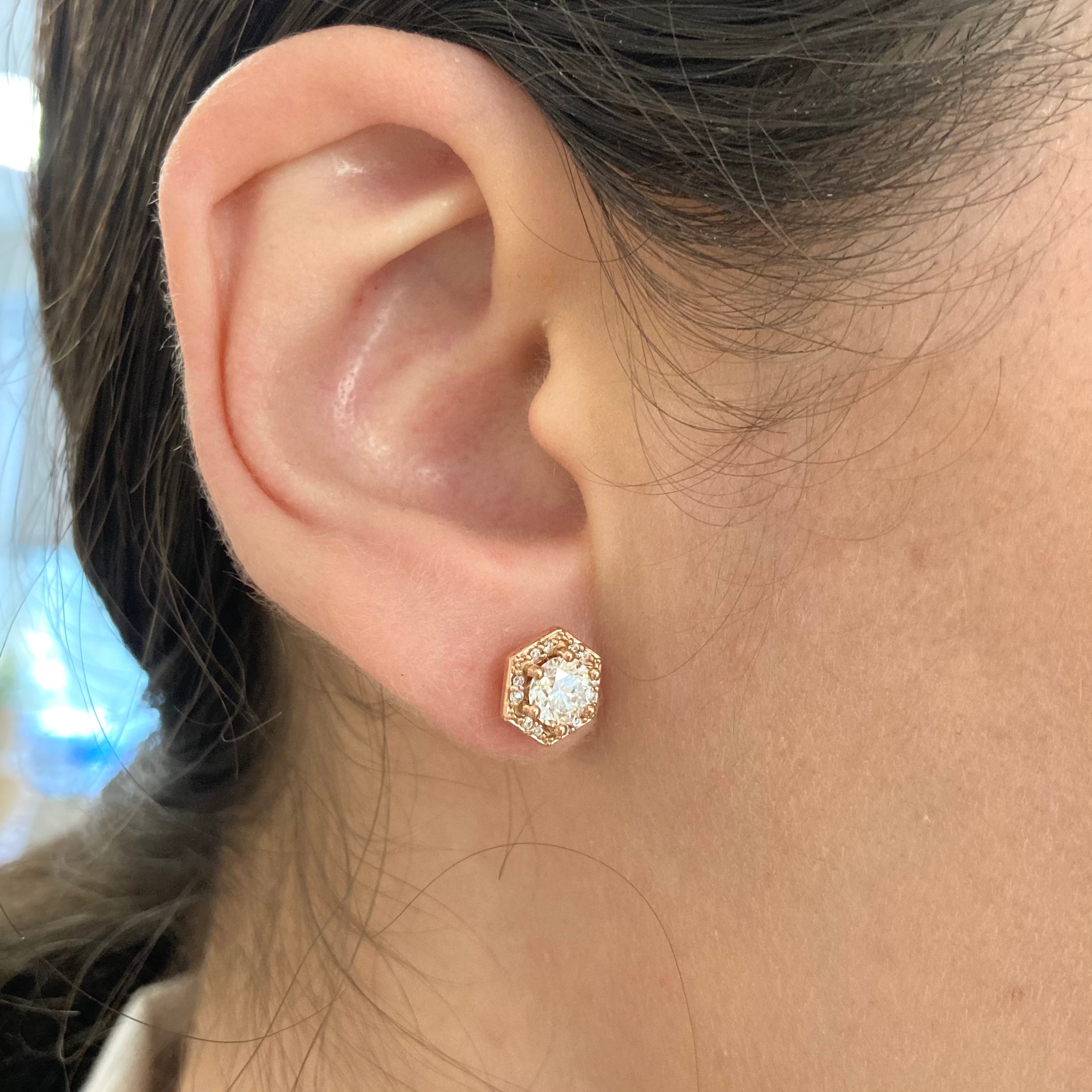 Boucles d'oreilles puces en or rose serties d'un halo de diamants hexagonaux « 100 Ways » | Diamants canadiens | 1,05 ct au total