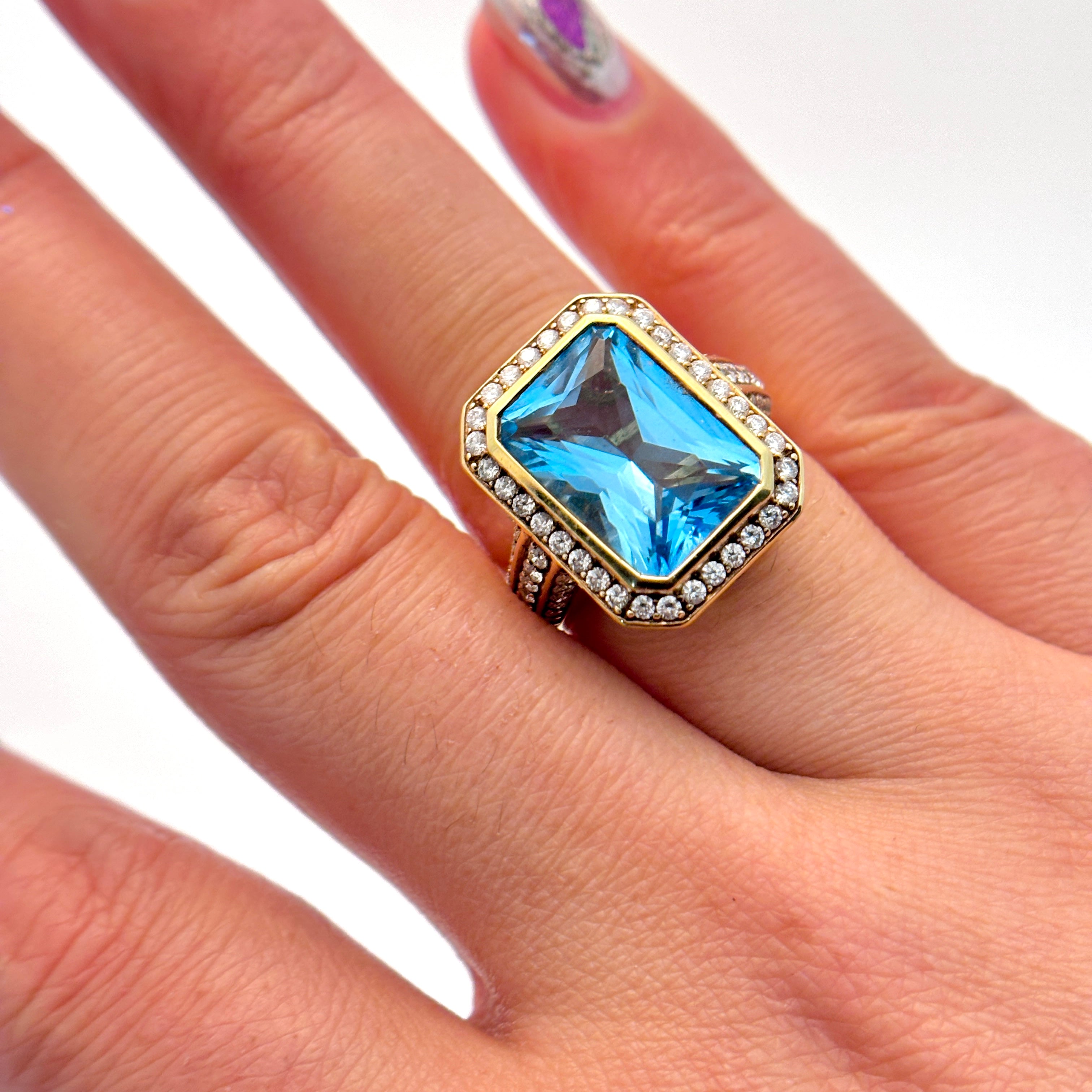 Bague cocktail en or jaune 18 carats, topaze bleue et diamants | 8,18 ct au total, 1,16 ct au total | Taille 6 |