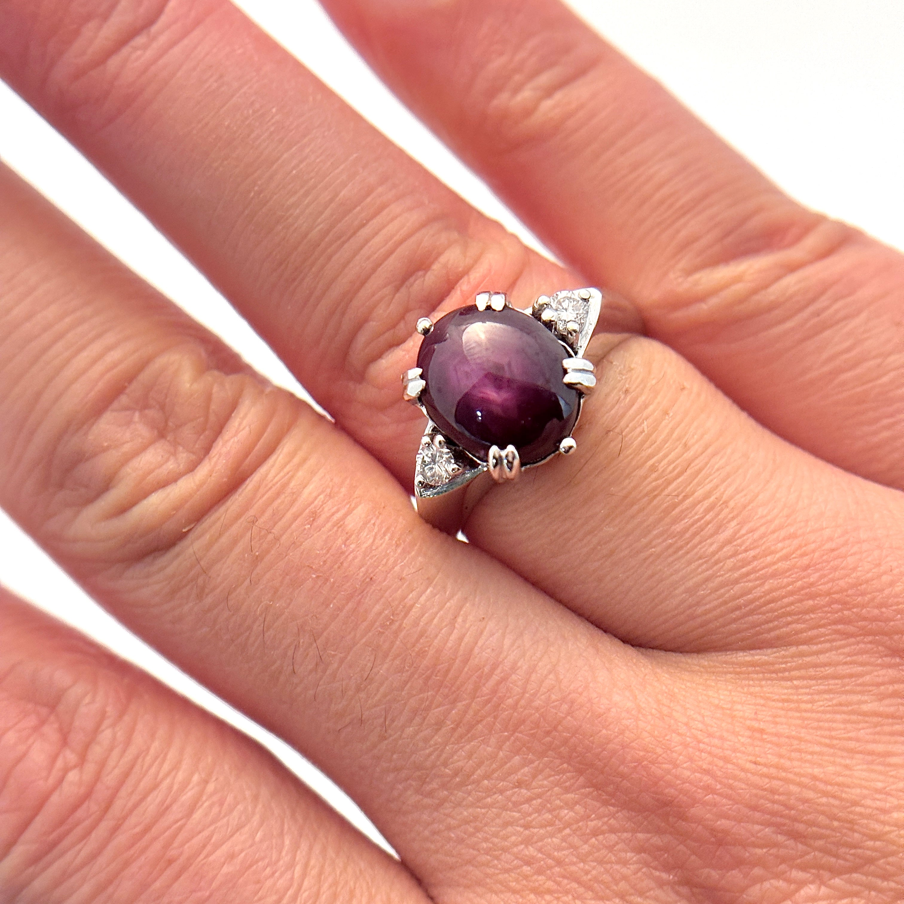 Bague cocktail en platine, rubis étoilé et diamants | 6,78 ct, 0,12 ct au total | Taille 6,5 |