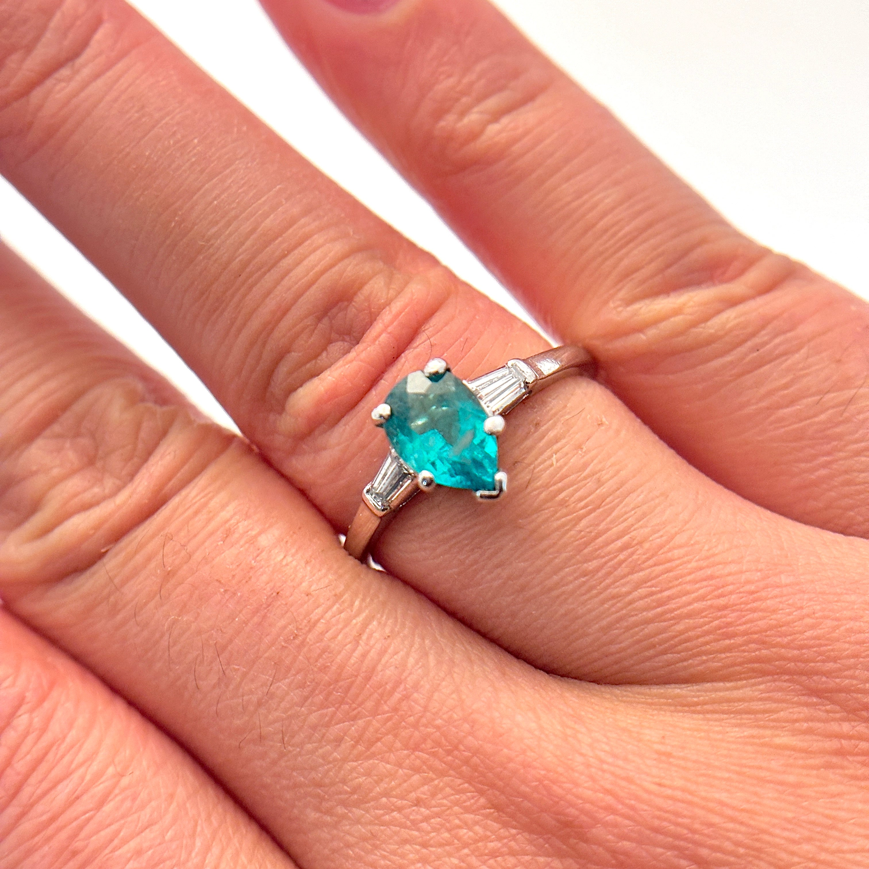 Bague cocktail vintage « Birks » en platine, émeraude synthétique et diamants | 1,14 ct, 0,24 ct au total | Taille 7 |