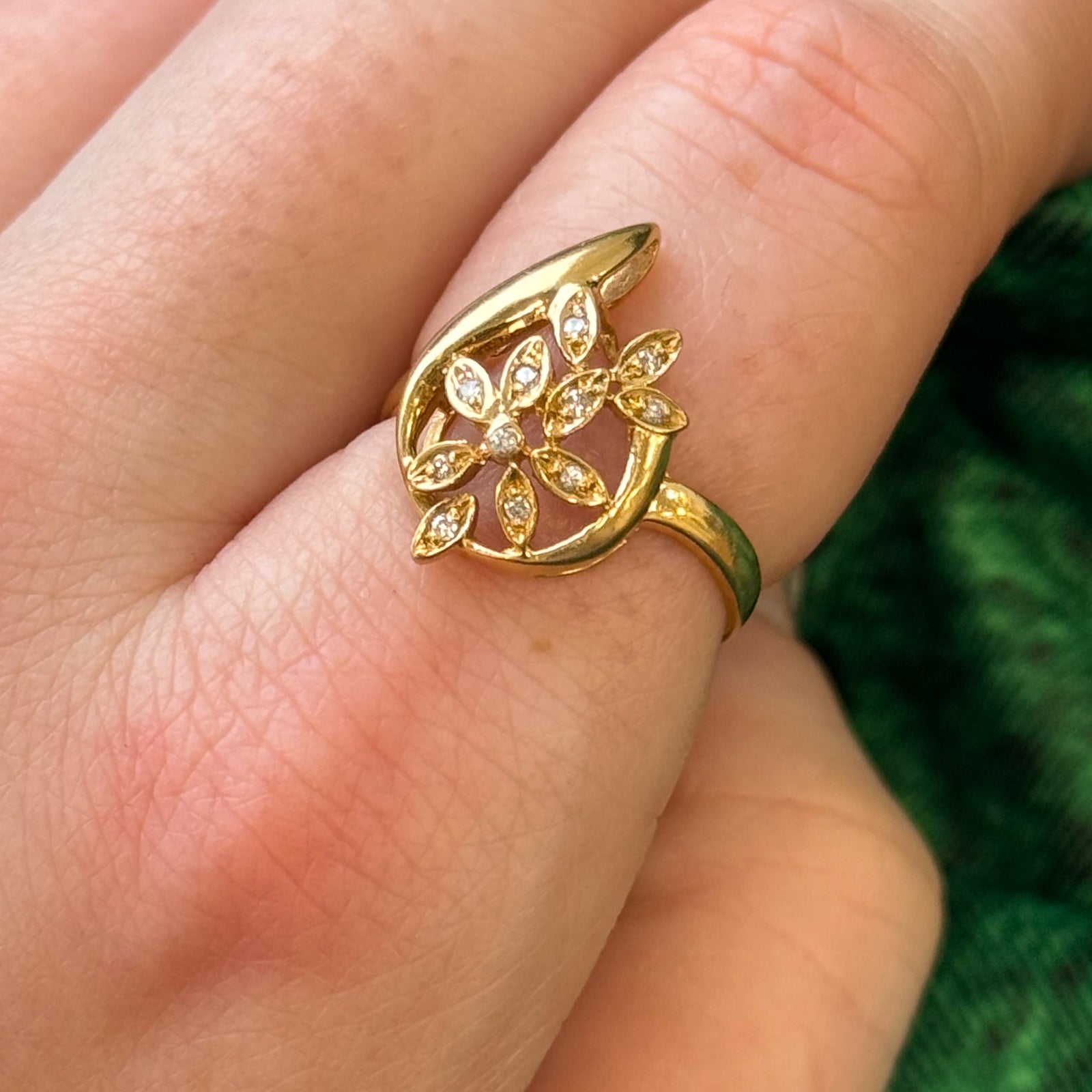 Diamond Flower Ring | 0.07ctw | SZ 6.25 |