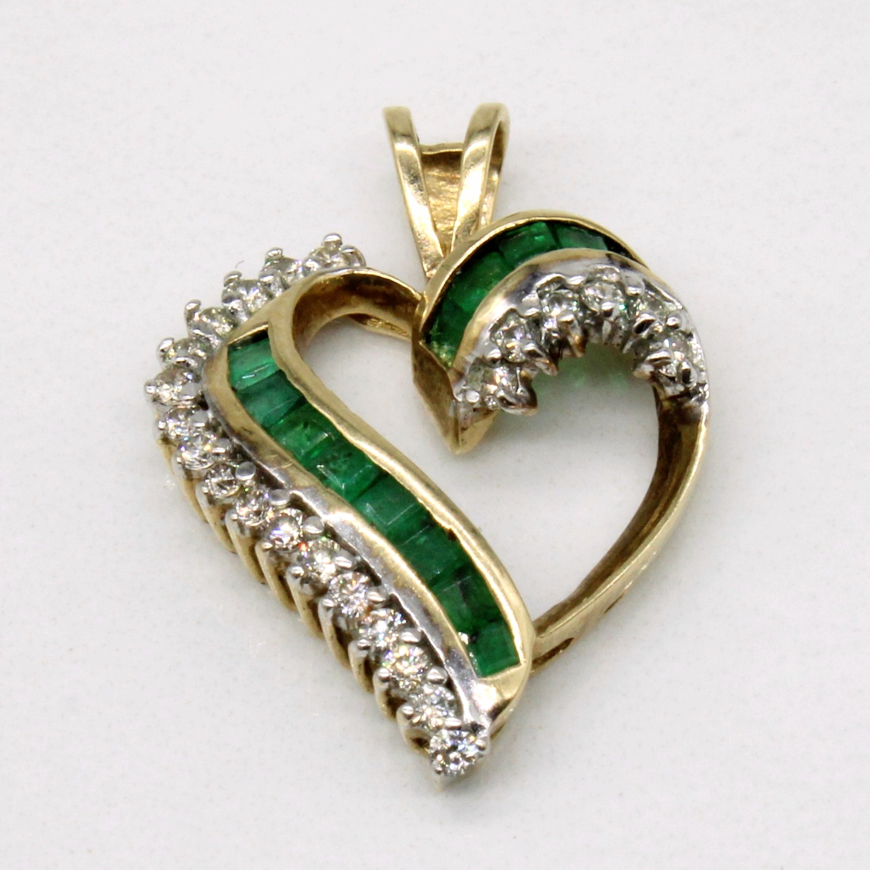 Pendentif en or 9 carats avec émeraude et diamants | 0,25 ct au total, 0,18 ct au total |