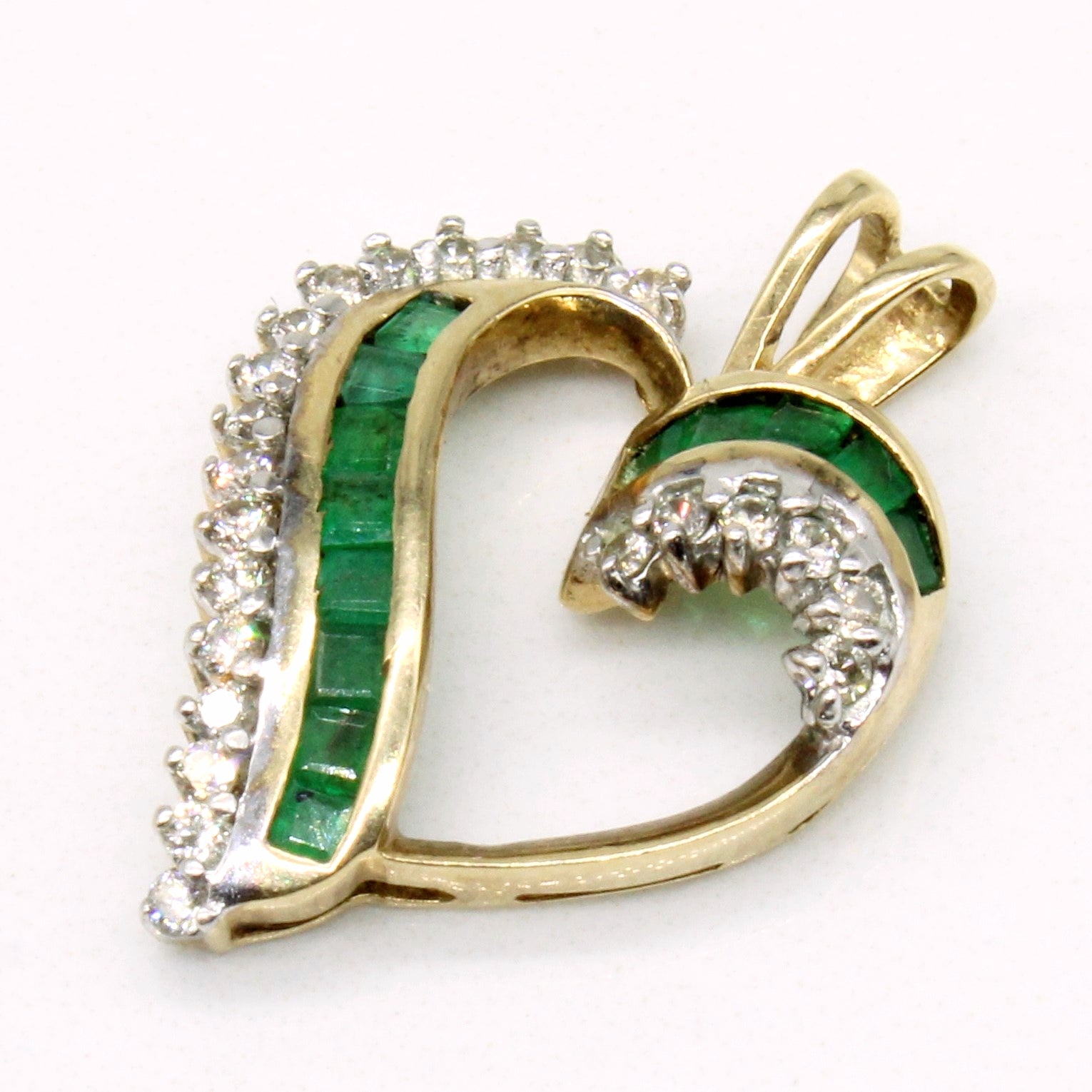 Pendentif en or 9 carats avec émeraude et diamants | 0,25 ct au total, 0,18 ct au total |