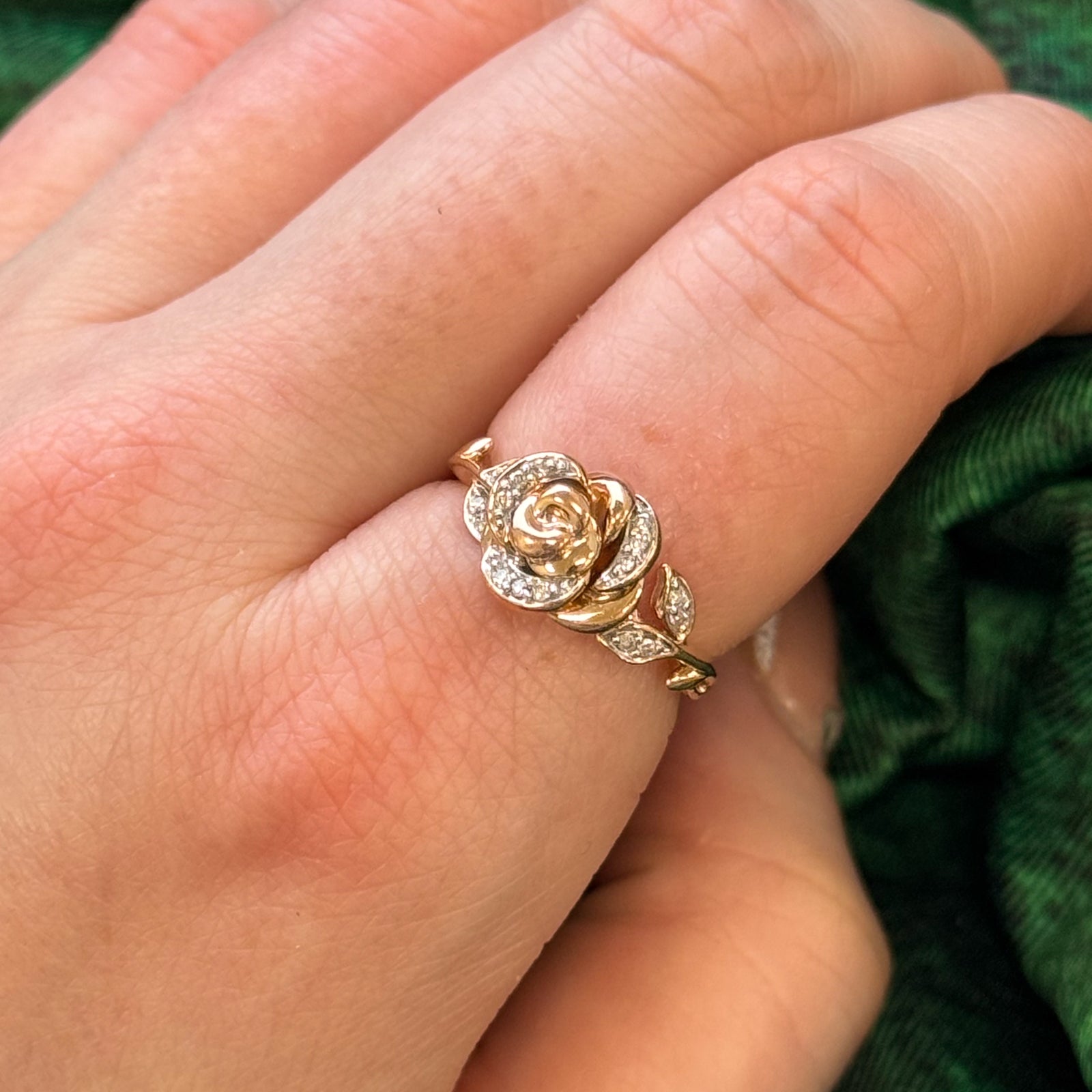 Bague en diamant motif rose « Disney » | 0,09 ct | Taille 6,75 |