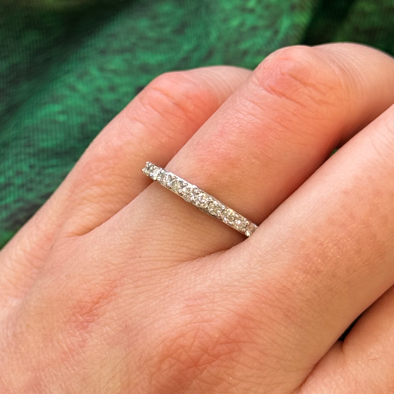 Bague sertie de diamants pavés avec saphir bleu caché | 0,45 ct, 0,04 ct | Taille 6,25 |