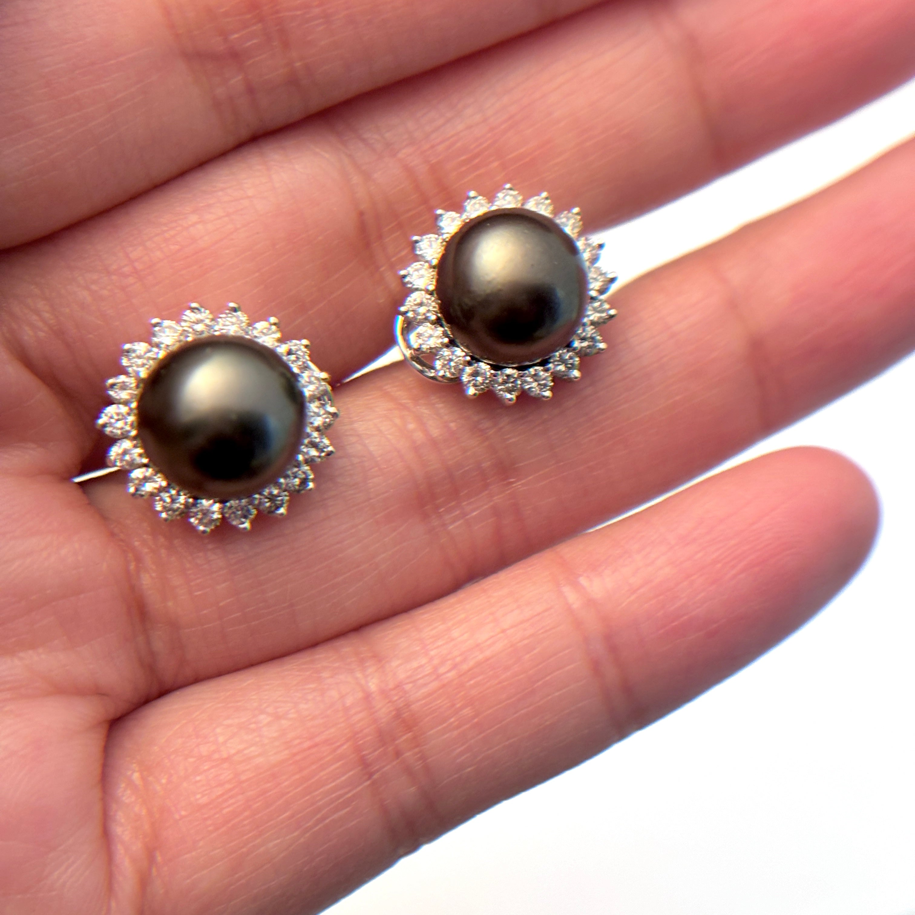 Boucles d'oreilles et bague en perles de Tahiti noires 14 carats et diamants | 10-10,75 mm, 1,56 ct au total | Taille 6,75
