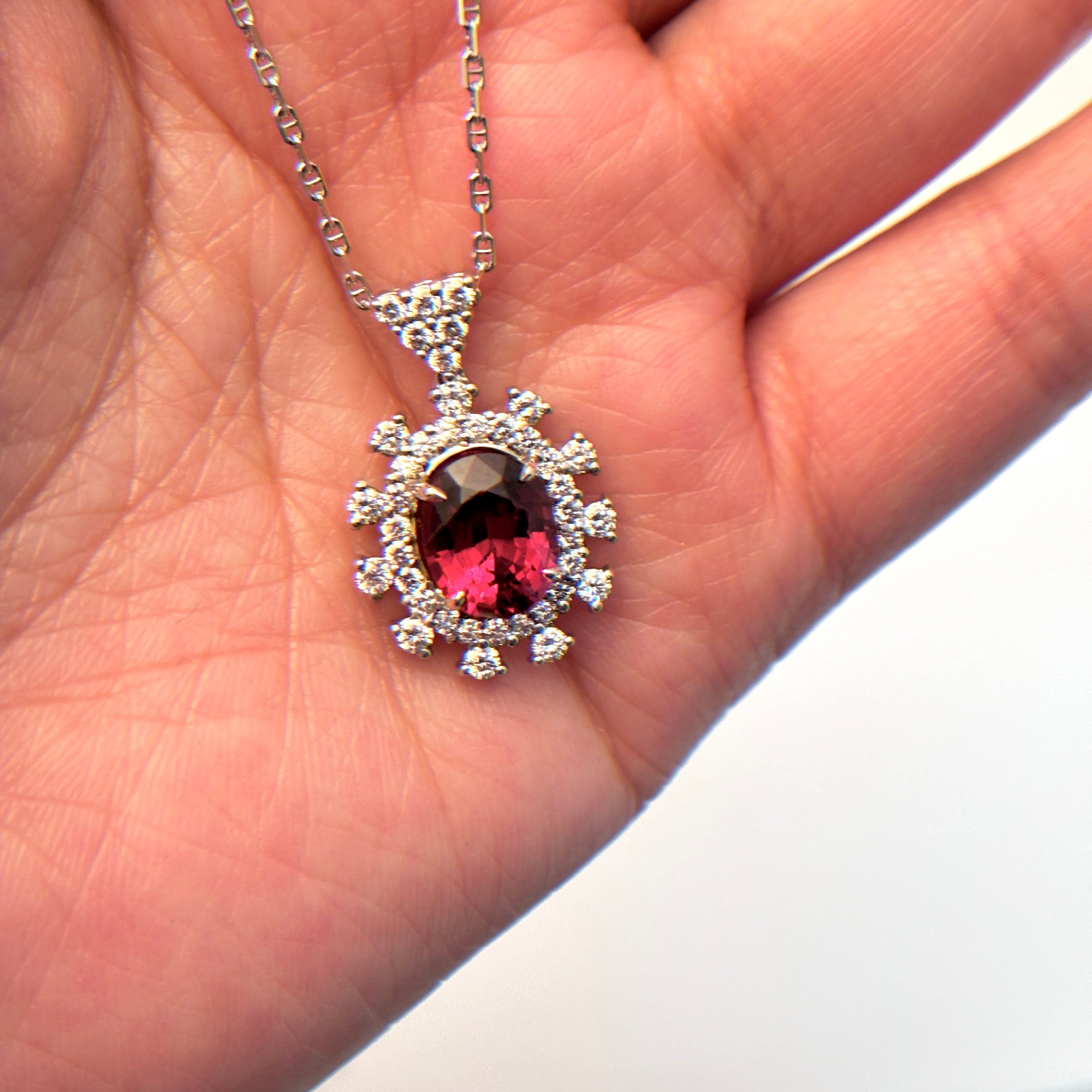 Collier en or blanc 18 carats, grenat et diamants | 3,61 ct, 0,90 ct au total | 45,7 cm (18 po)