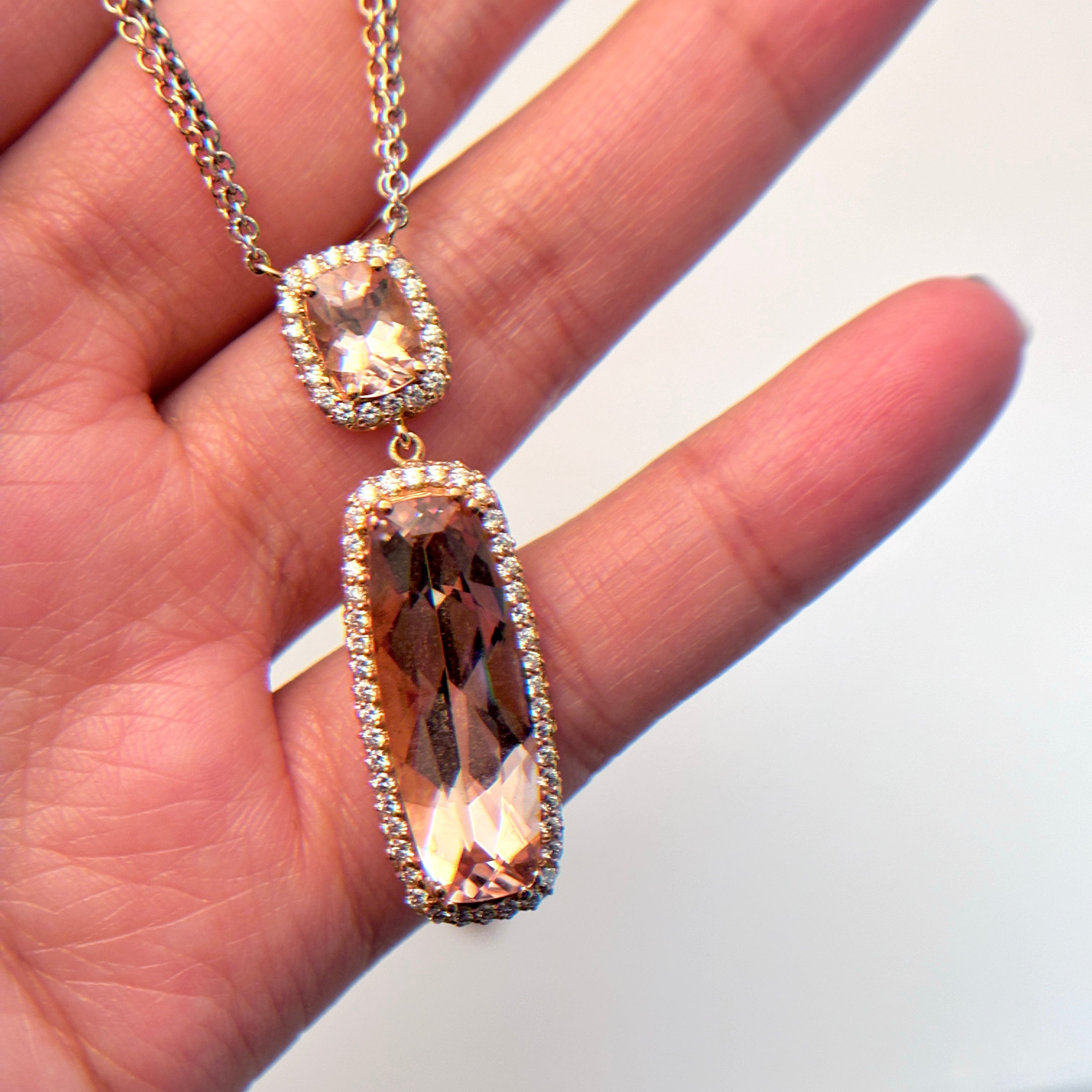 Collier en or rose et blanc 18 carats, morganite et diamants | 11,46 ct au total, 1,50 ct au total | 45,7 cm (18 po) |