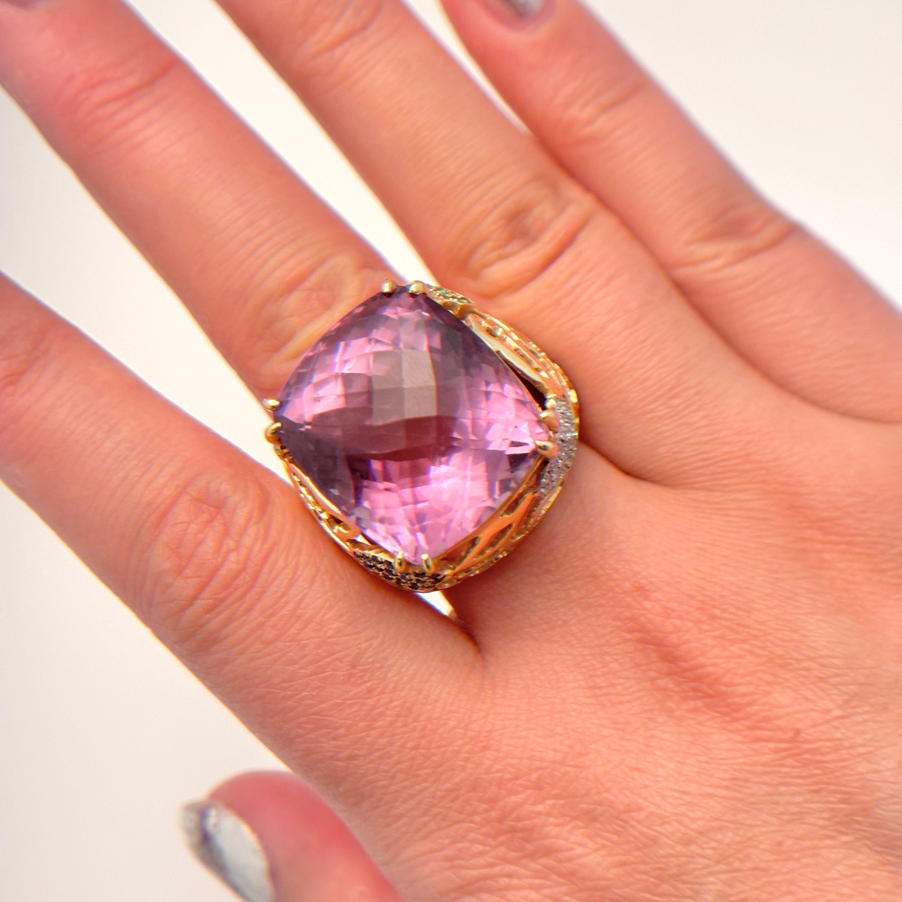 Bague cocktail en or 18 carats avec améthyste et diamants | 30,00 ct, 1,25 ct au total, 0,20 ct au total | Taille 7 |