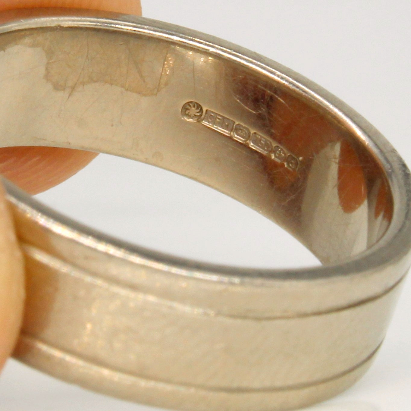 18k White Gold Ring | SZ 8 |