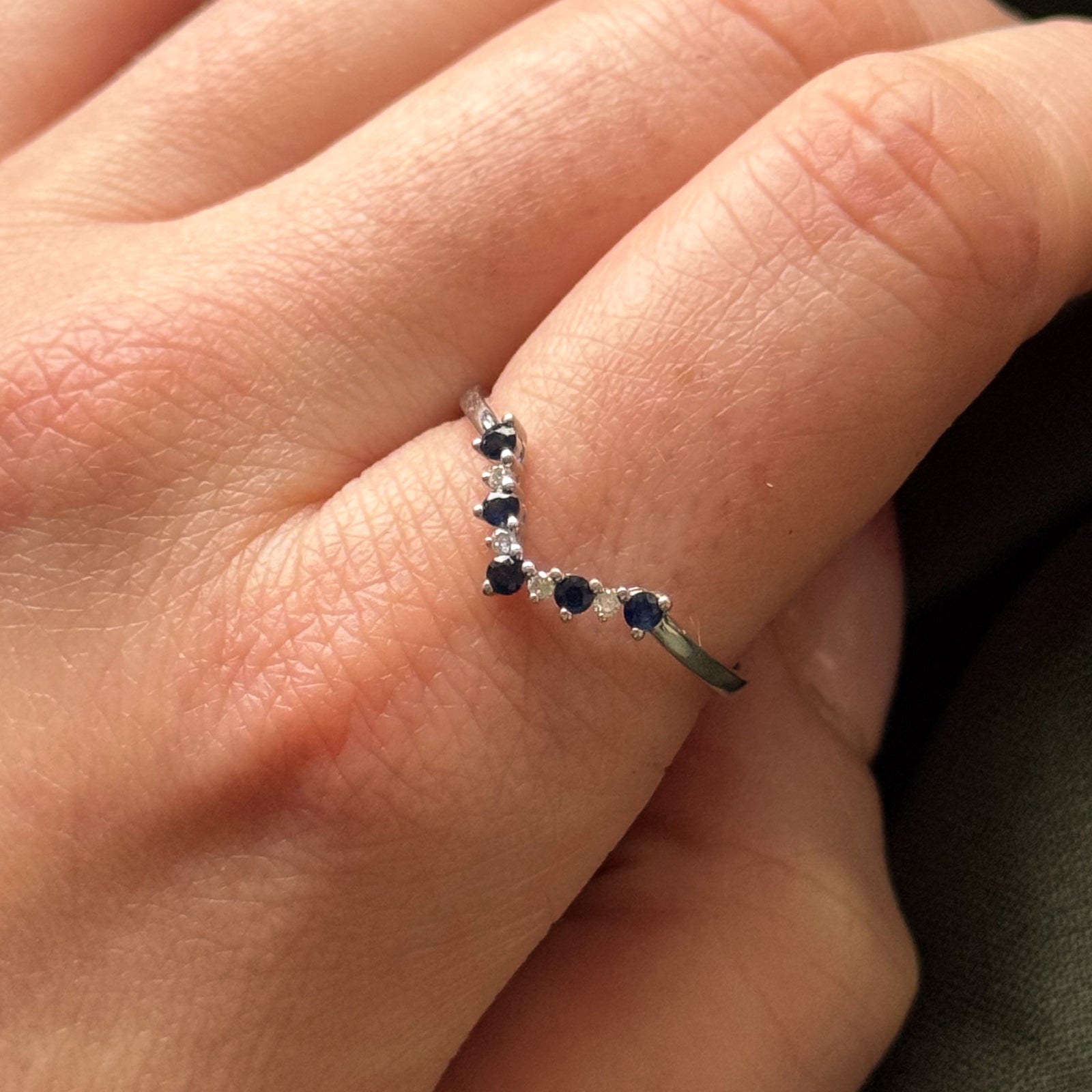 Bague chevron en saphir bleu et diamants | 0,20 ct, 0,04 ct | Taille 10 |