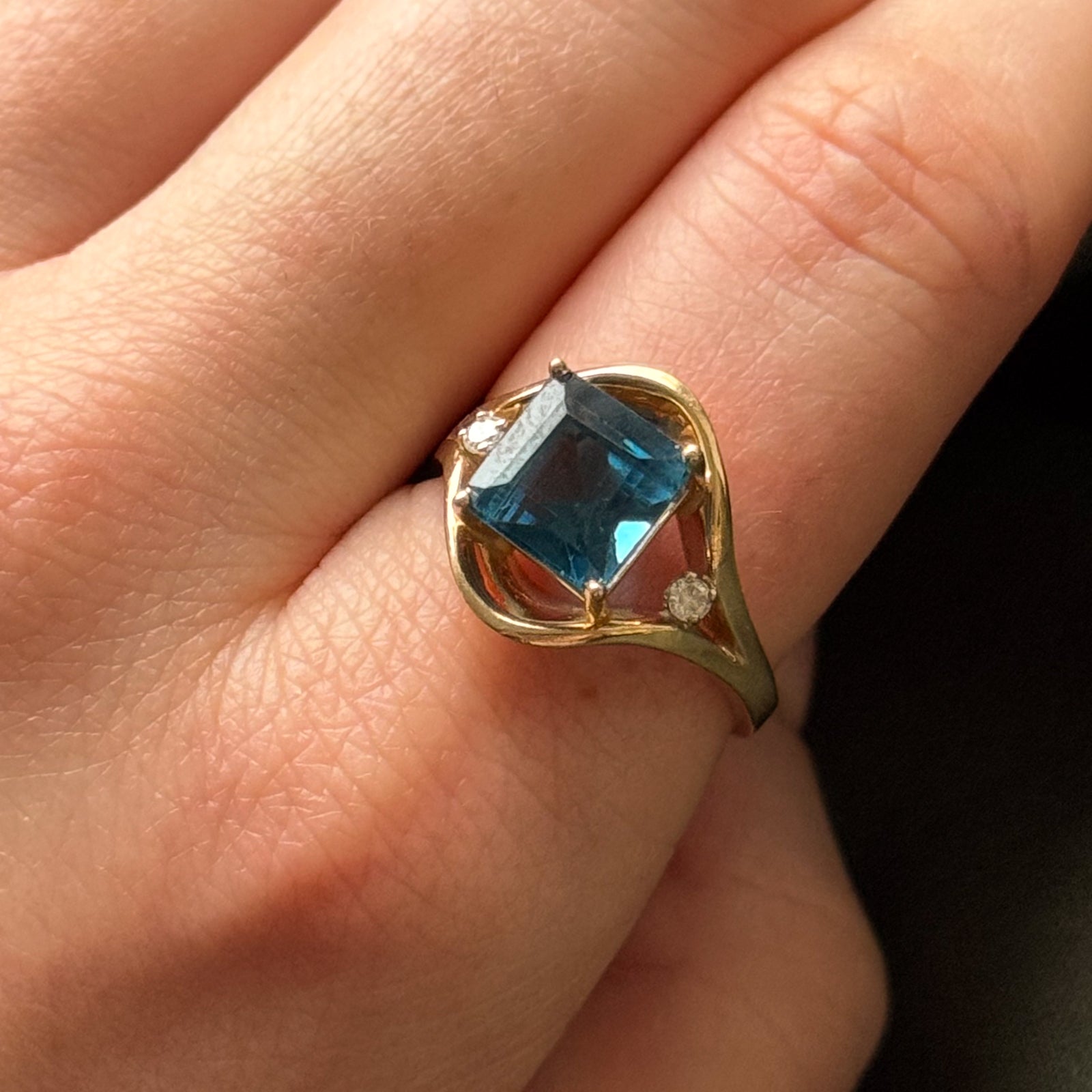 Bague cocktail en topaze bleue de Londres et diamants | 4,00 ct, 0,06 ct au total | Taille 8 |
