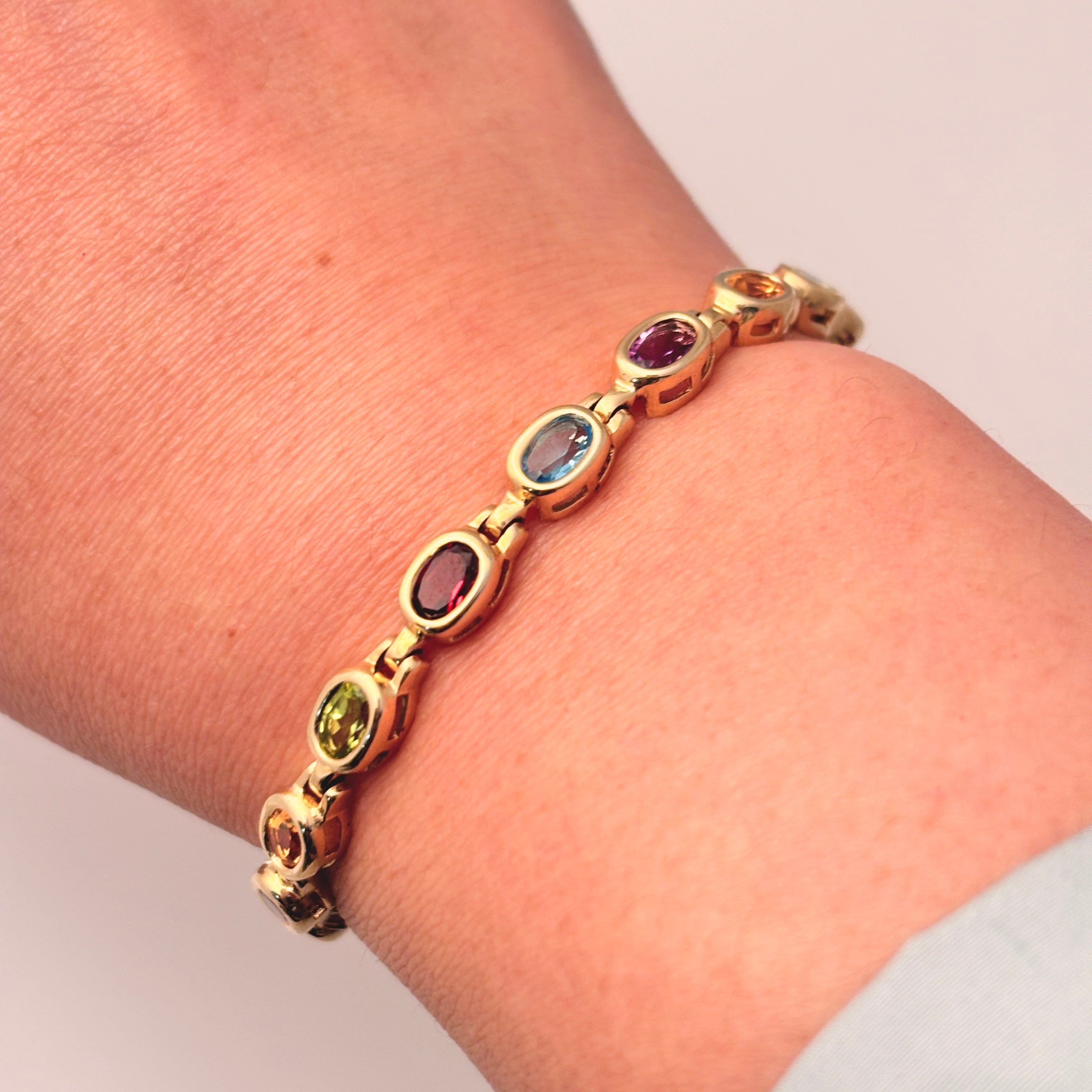 Bracelet en or jaune 14 carats serti de pierres multicolores | 4,81 ct au total | 17,8 cm