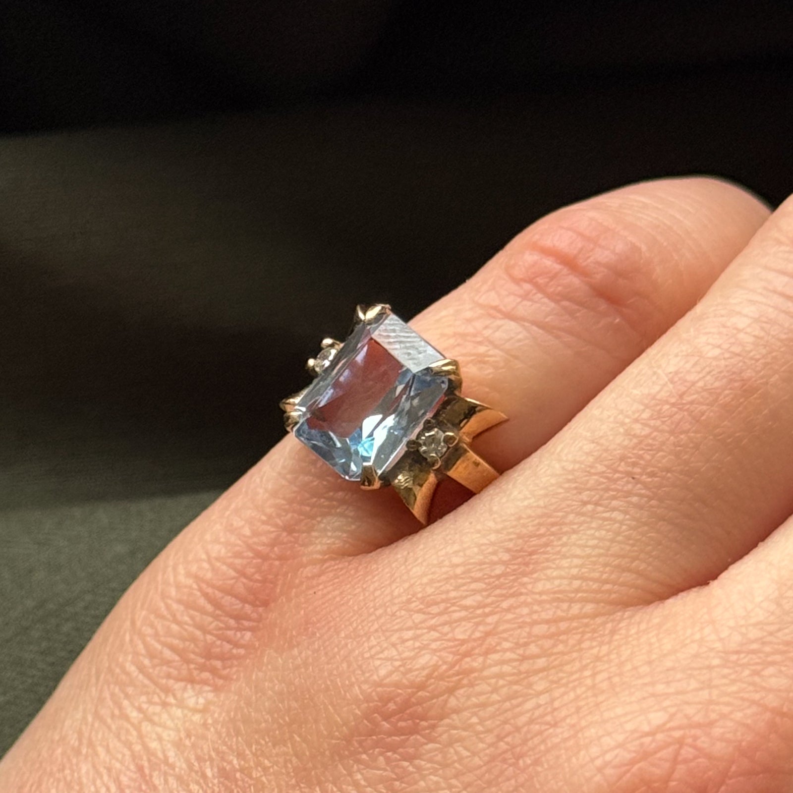 Bague cocktail en spinelle synthétique et diamants | 4,25 ct, 0,06 ct au total | Taille 3,75 |