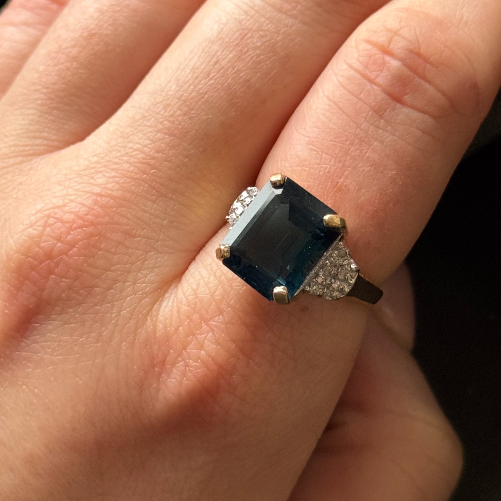Bague cocktail en topaze bleue de Londres et diamants | 8,50 ct, 0,09 ct au total | Taille 7 |
