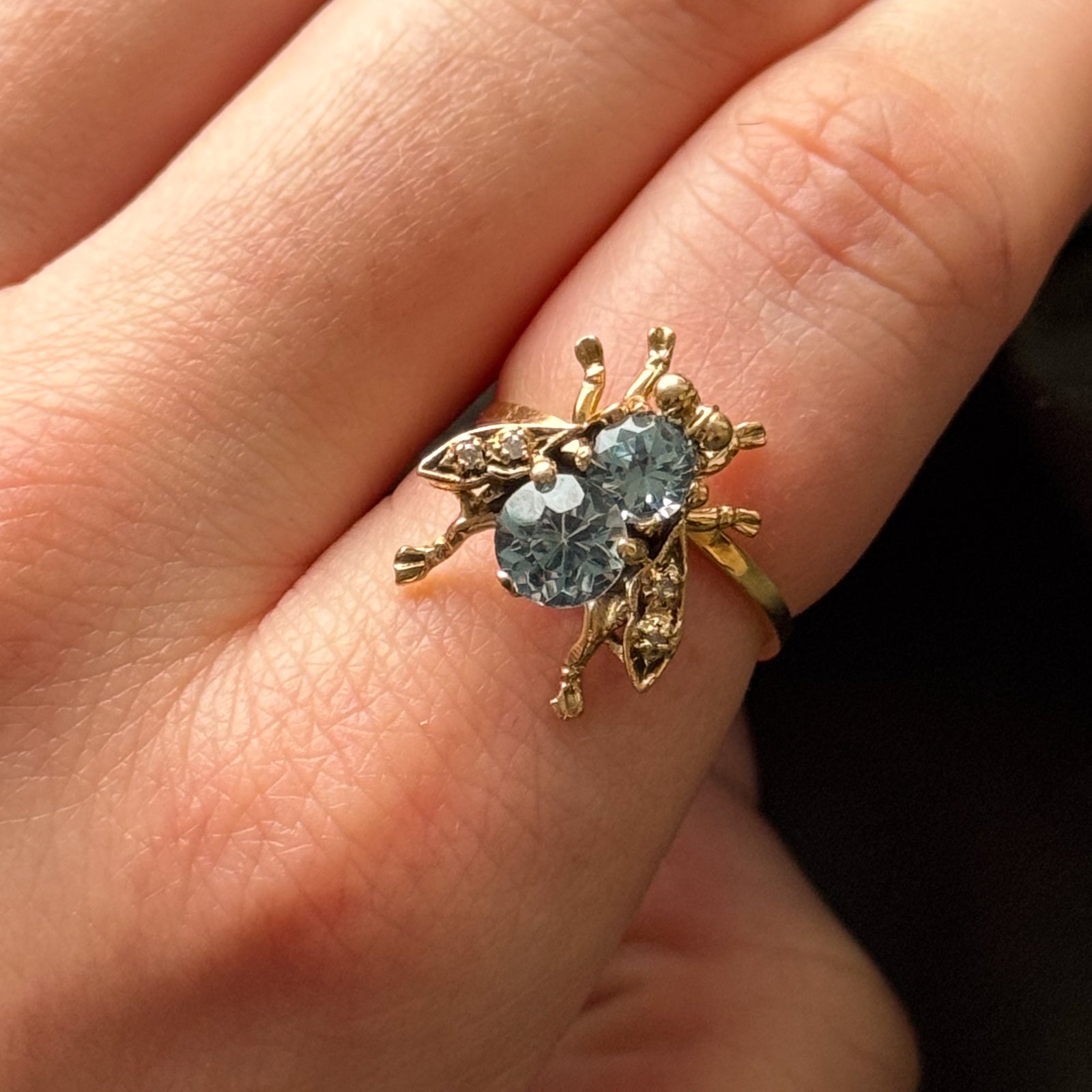 Bague abeille en topaze bleue et diamants | 1,30 ct, 0,02 ct | Taille 6 |