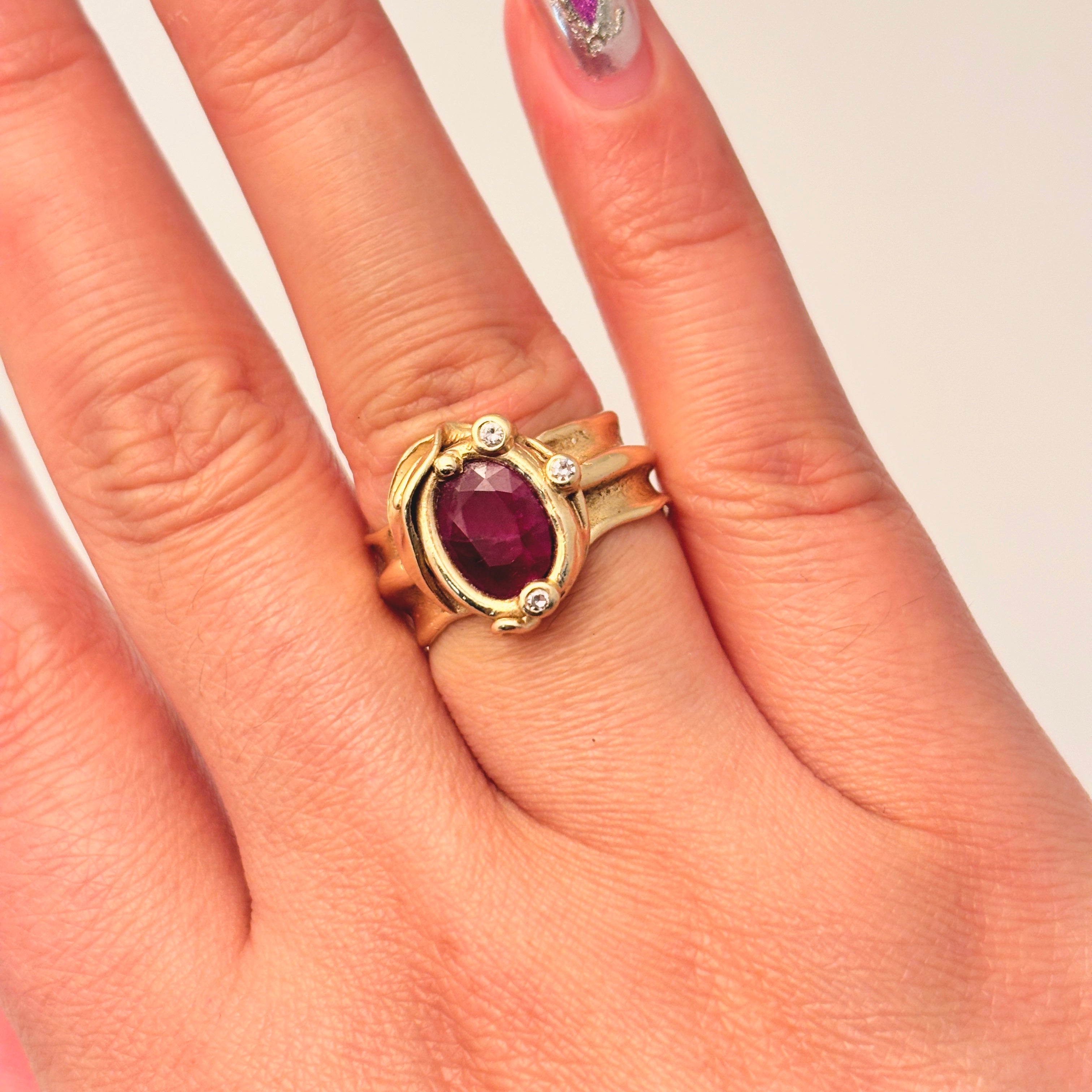 Bague en or jaune 14 carats sertie de rubis et de diamants | 2,07 ct, 0,06 ct au total | Taille 5,5