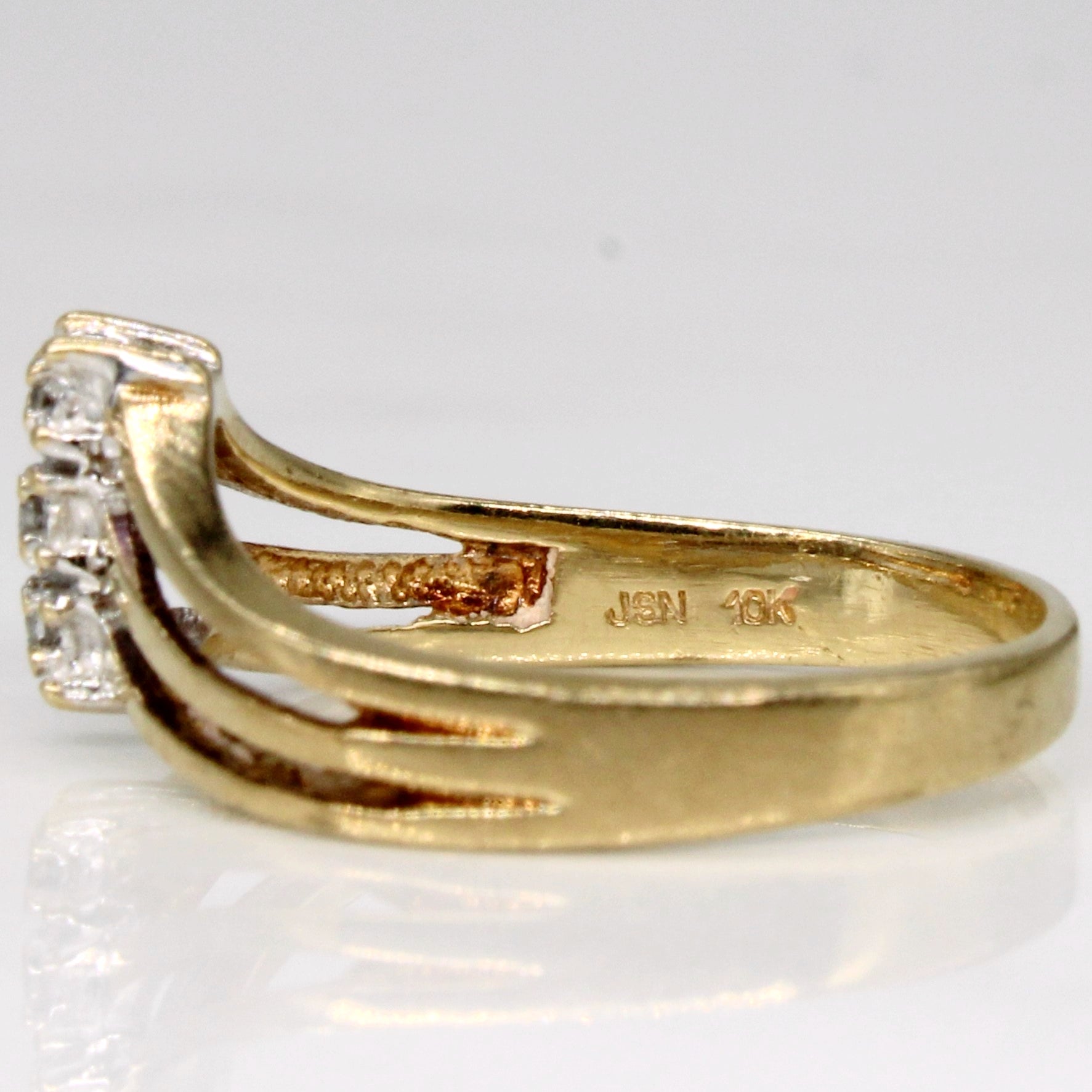 Diamond Chevron Ring | 0.03ctw | SZ 5.75 |