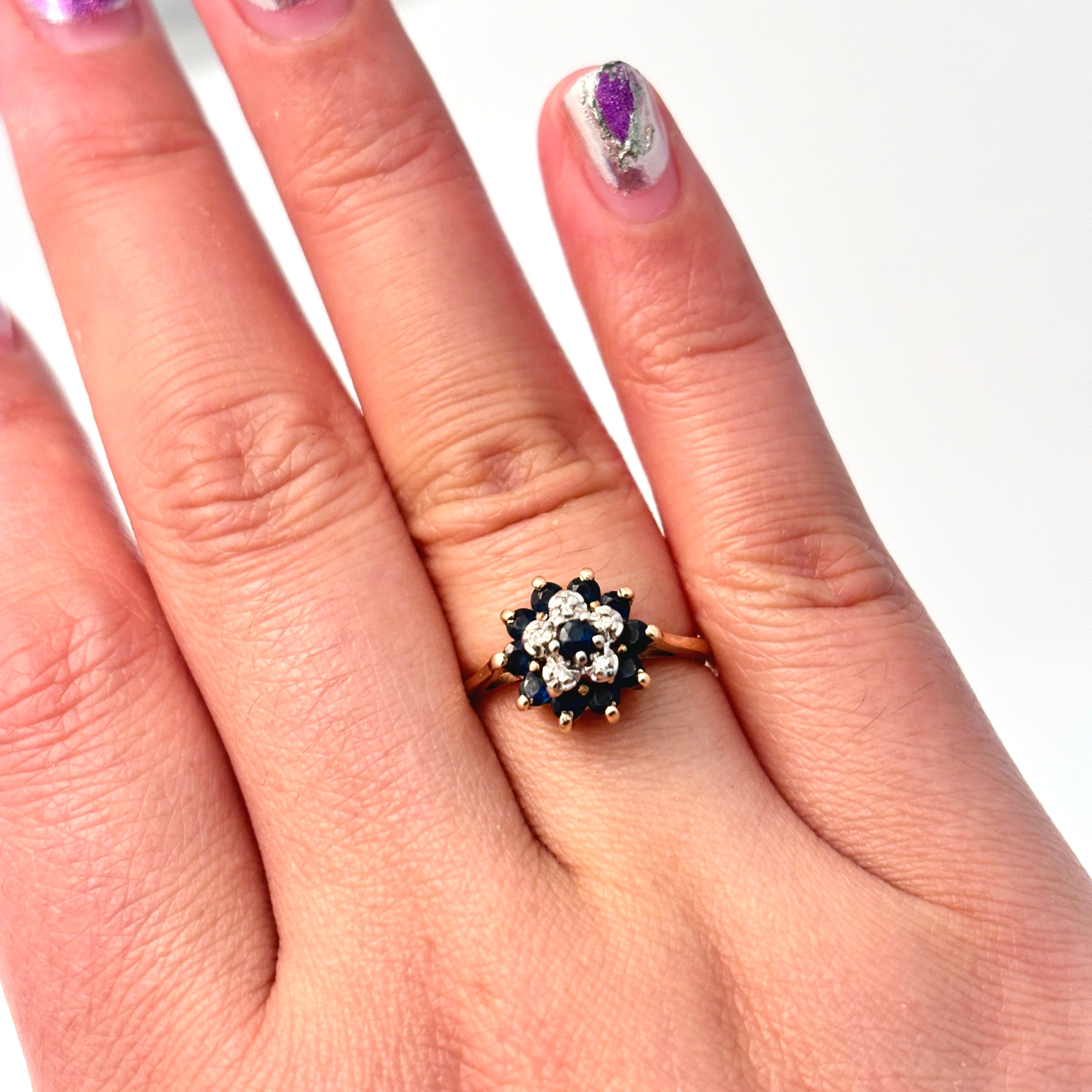Bague en or jaune 10 carats, saphirs et diamants | 0,12 ct au total, 0,025 ct au total | Taille 6,5