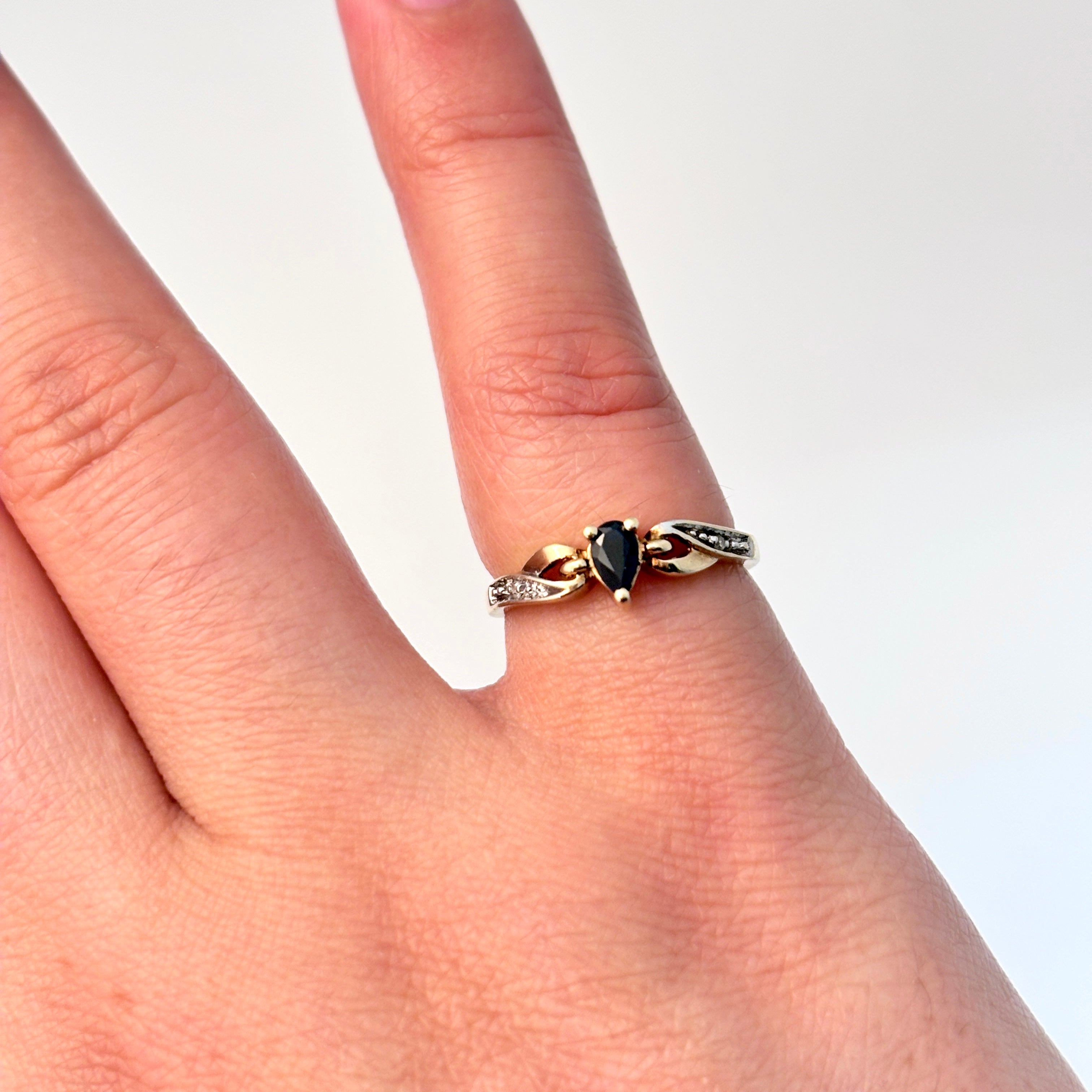 Bague en or jaune 10 carats, saphir et diamants | 0,20 ct, 0,01 ct au total | Taille 4,75