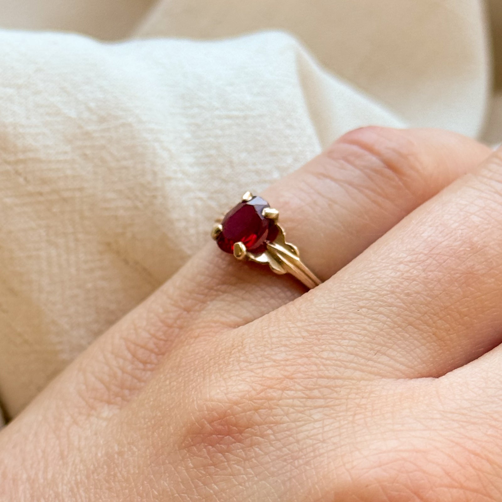 Bague en rubis synthétique taille ovale | 0,90 ct | Taille 3,5 |