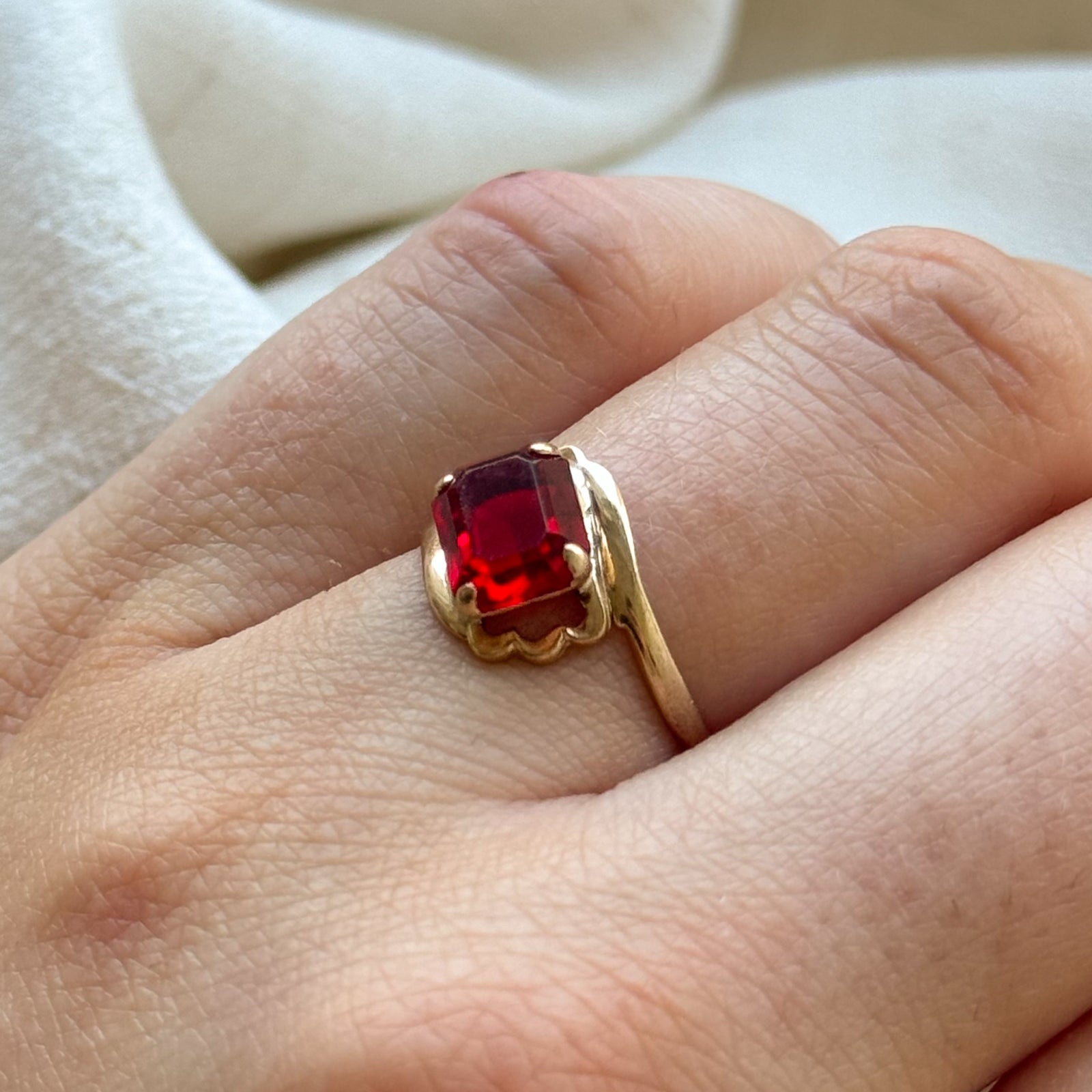 Bague en verre rouge taillé émeraude | 1,70 ct | Taille 6,25 |