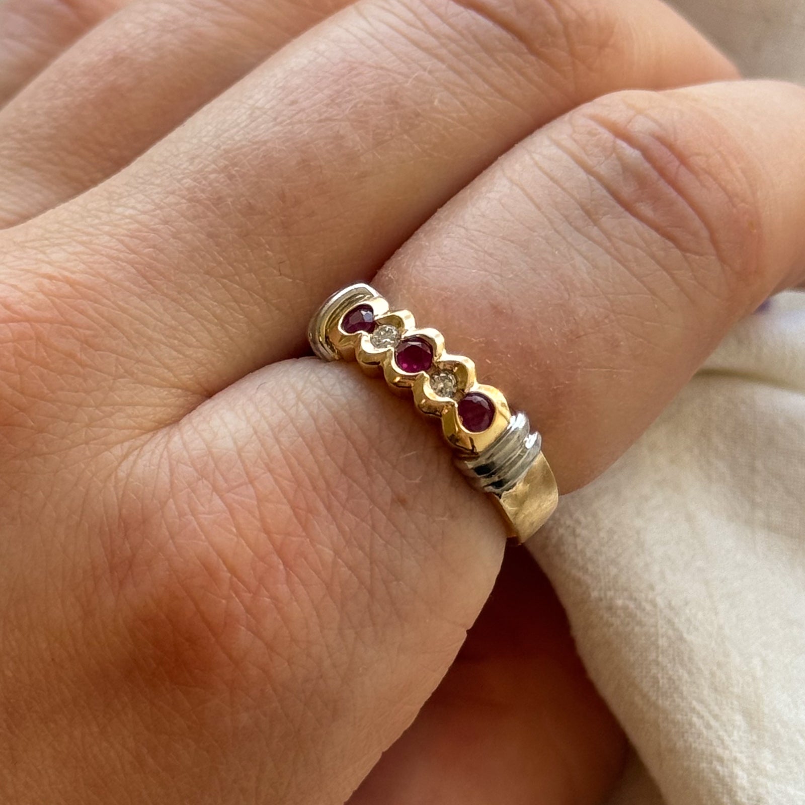 Ruby & Diamond Scallop Edged Ring | 0.18ctw, 0.06ctw | SZ 6.75 |