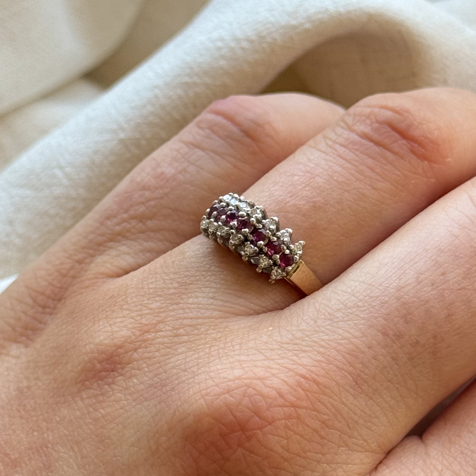 Bague en rangée de rubis et de diamants | 0,18 ct, 0,10 ct | Taille 6,5 |