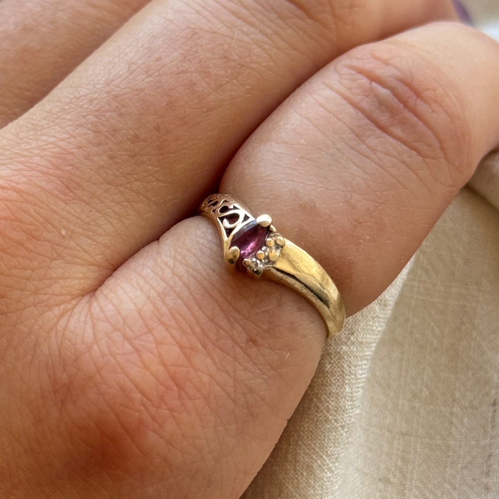 Bague Chevron Rubis et Diamants | 0,15 ct, 0,02 ct au total | Taille 6,5 |