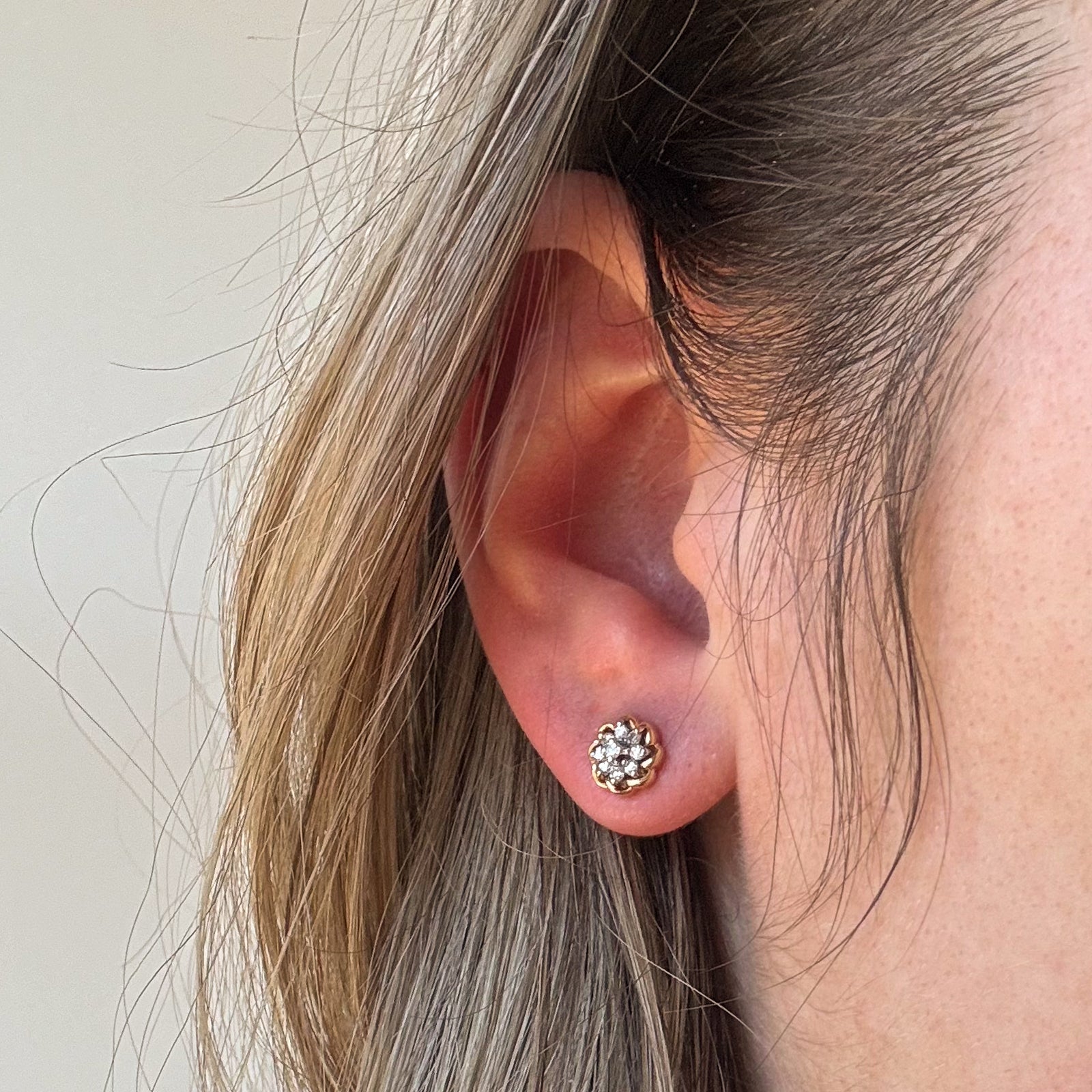 Boucles d'oreilles puces serties de diamants | 0,21 ct |