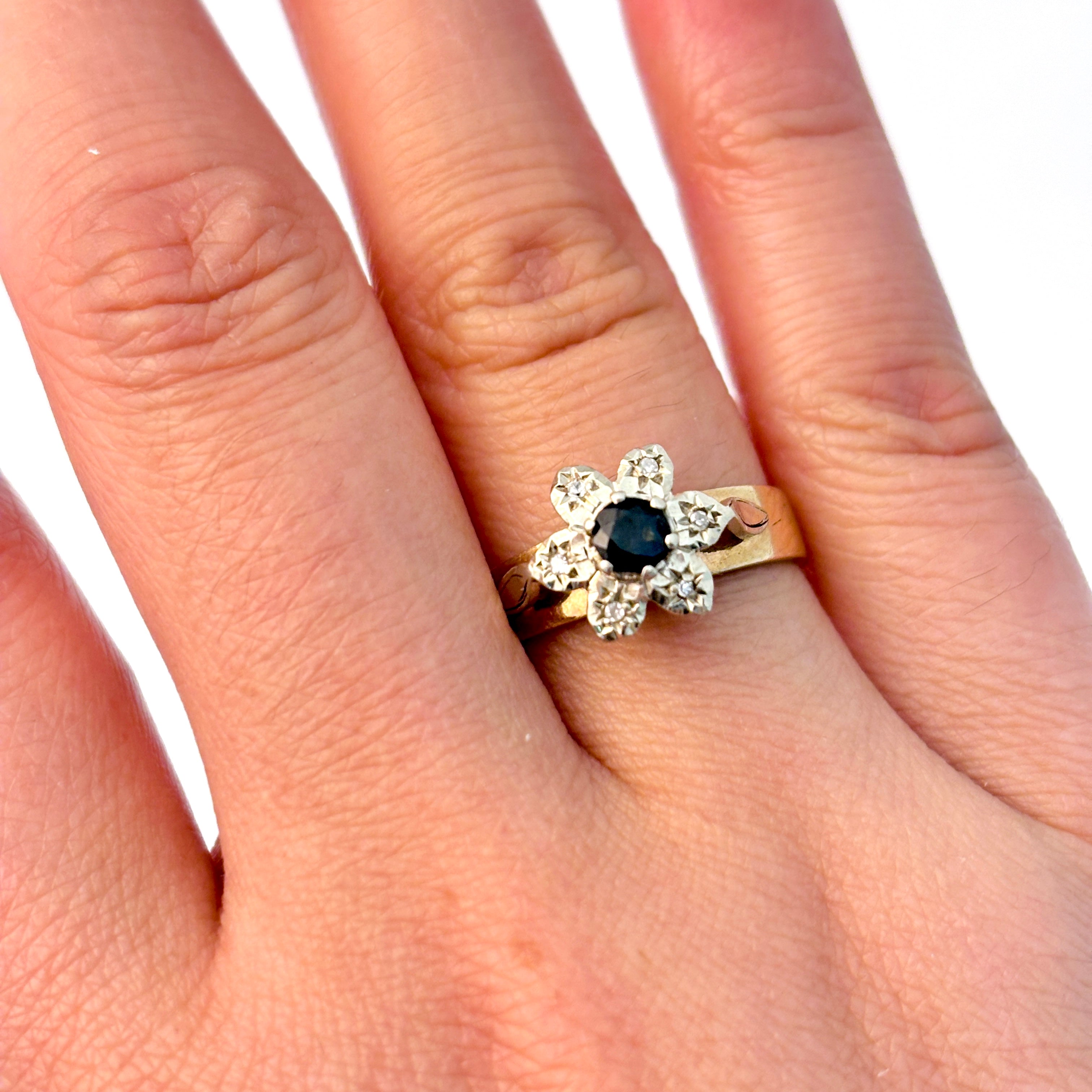 Bague en or jaune 9 carats, saphir et diamants | 0,28 ct, 0,03 ct au total | Taille 8,25