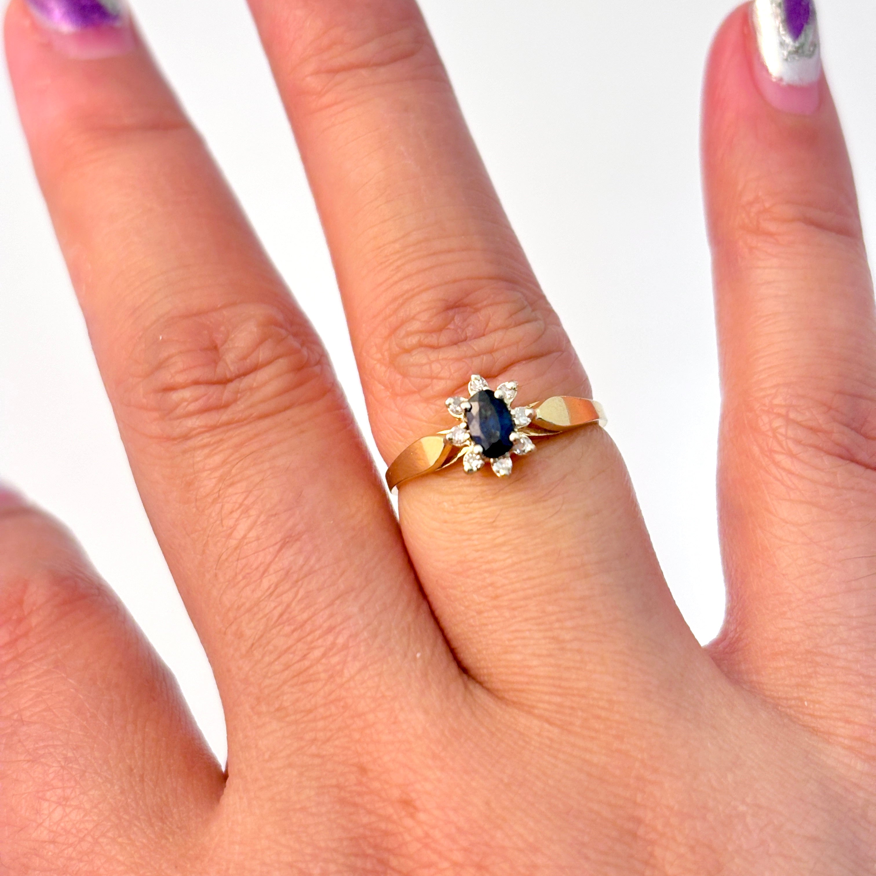 Bague en or jaune 18 carats, saphirs et diamants | 0,29 ct (poids total), 0,07 ct (poids total) | Taille 6