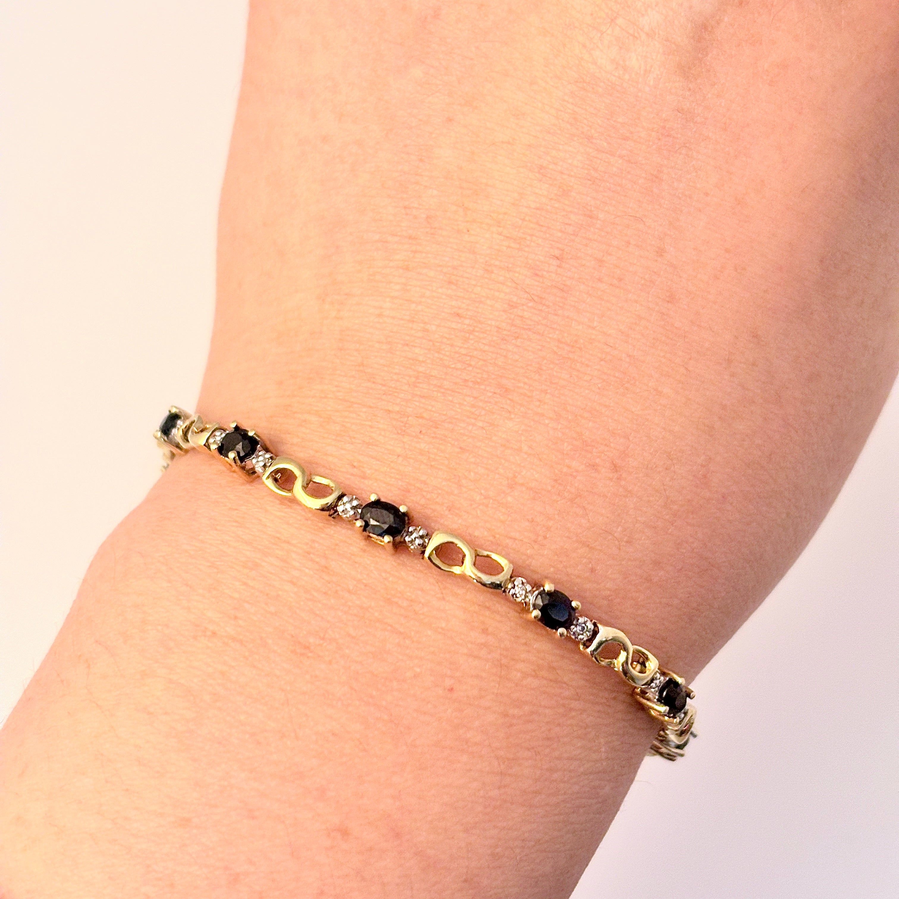 Bracelet en or jaune 14 carats, saphirs bleus et diamants | 2,60 ct au total, 0,01 ct au total | 17,8 cm |