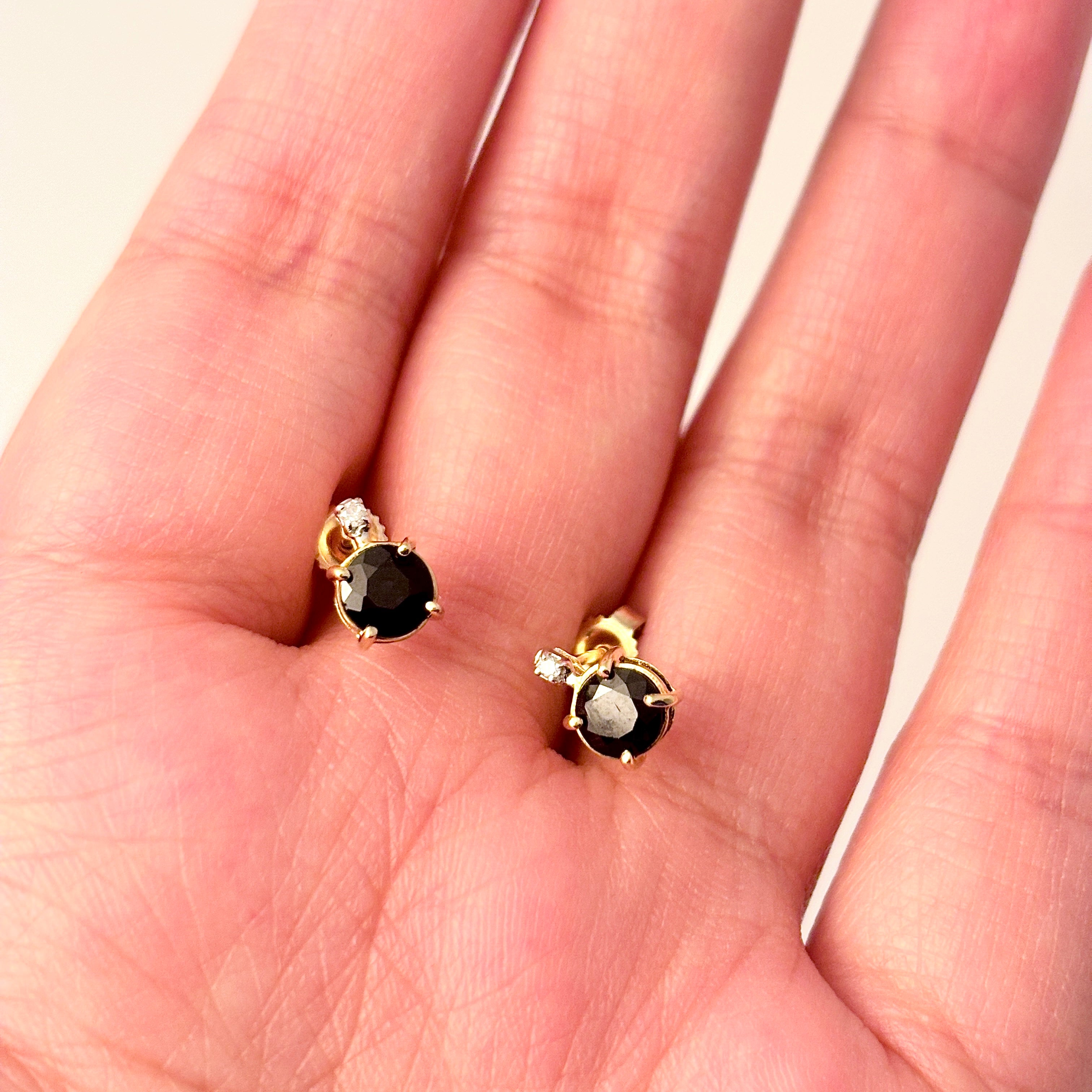 Boucles d'oreilles en or jaune 10 carats, saphirs et diamants | 1,15 ct au total, 0,02 ct au total