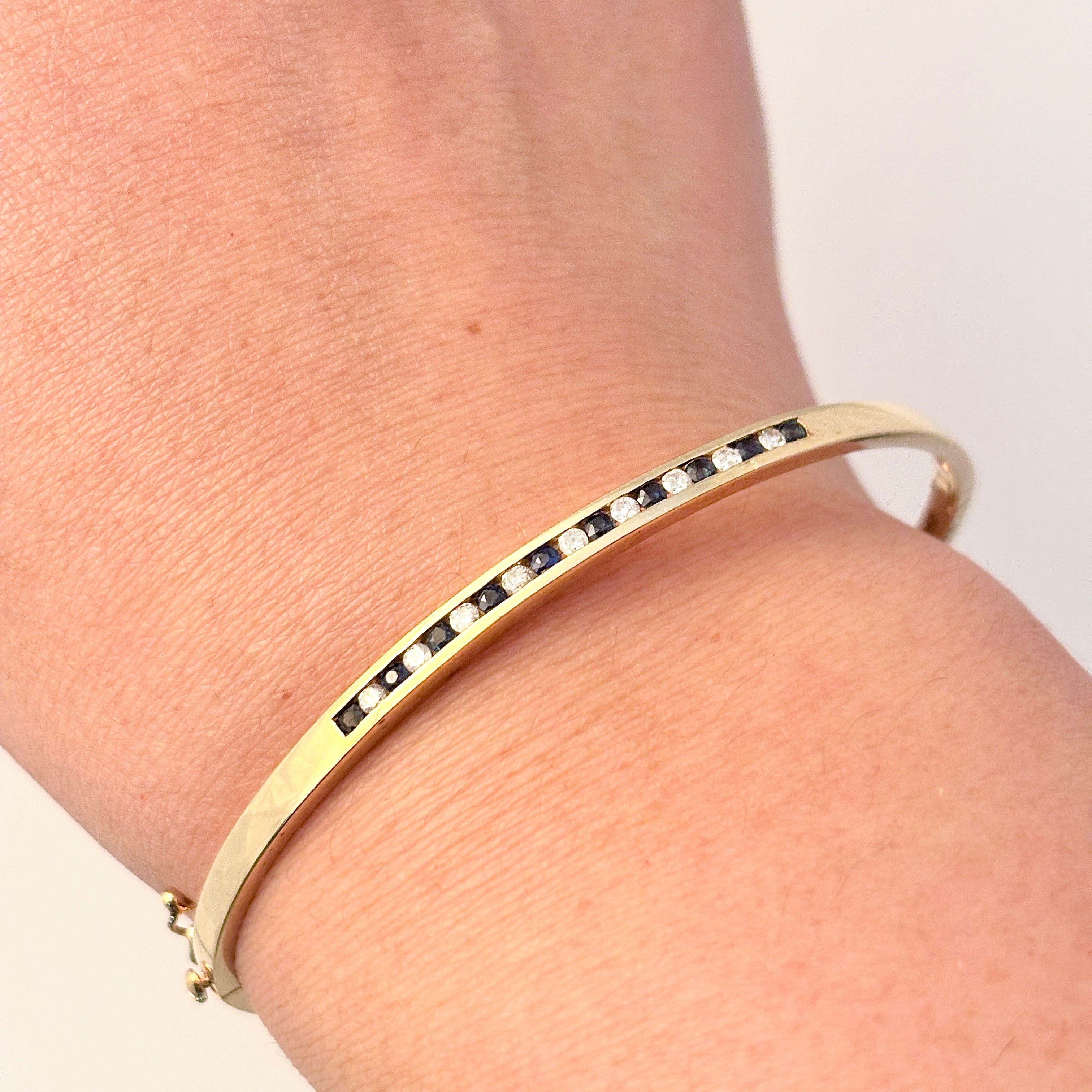 Bracelet en or jaune 10 carats, saphirs bleus et diamants | 0,41 ct au total, 0,24 ct au total | 12,7 cm |