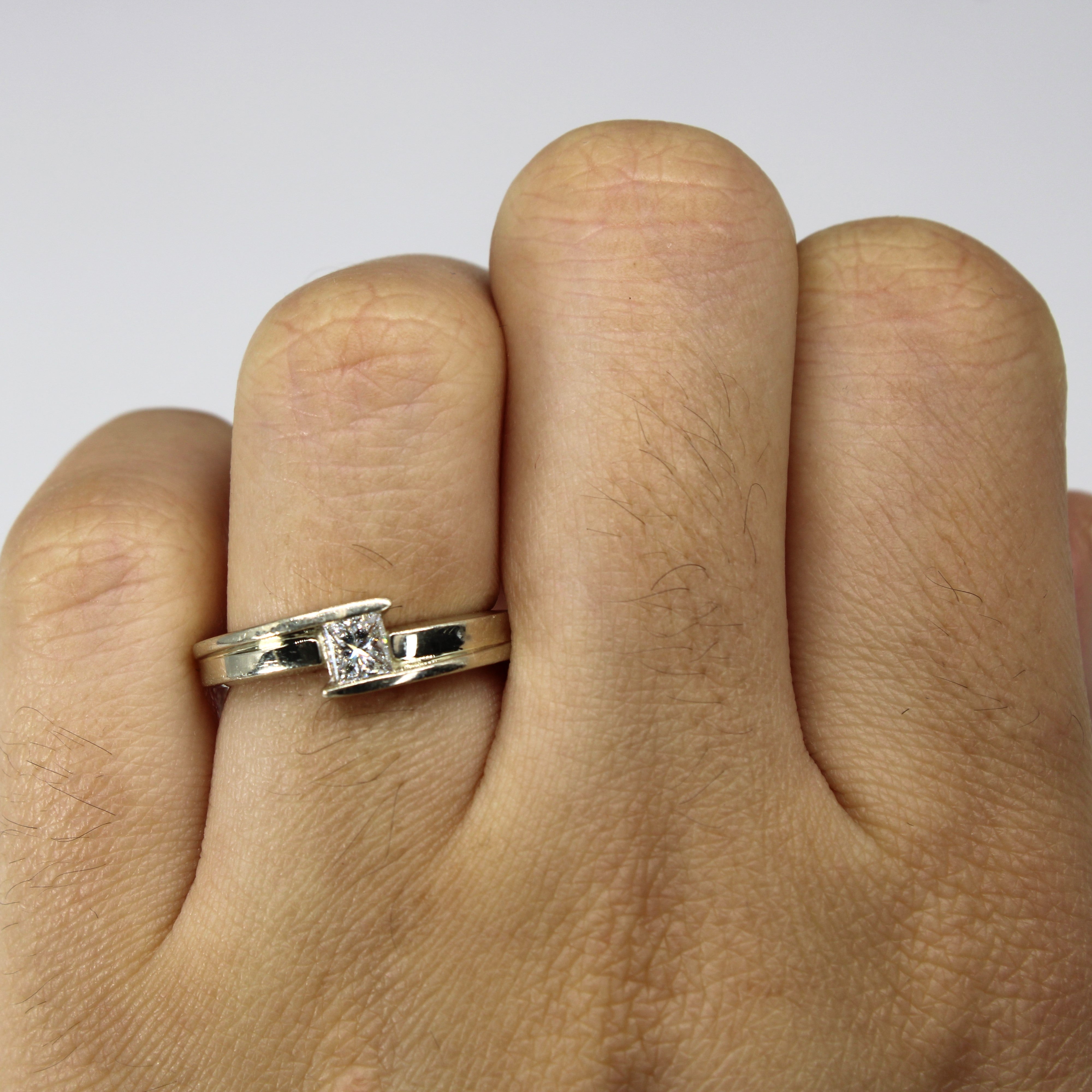 Bague en or 14 carats avec diamant taille princesse serti contourné | 0,42 ct | Taille 5,25 |
