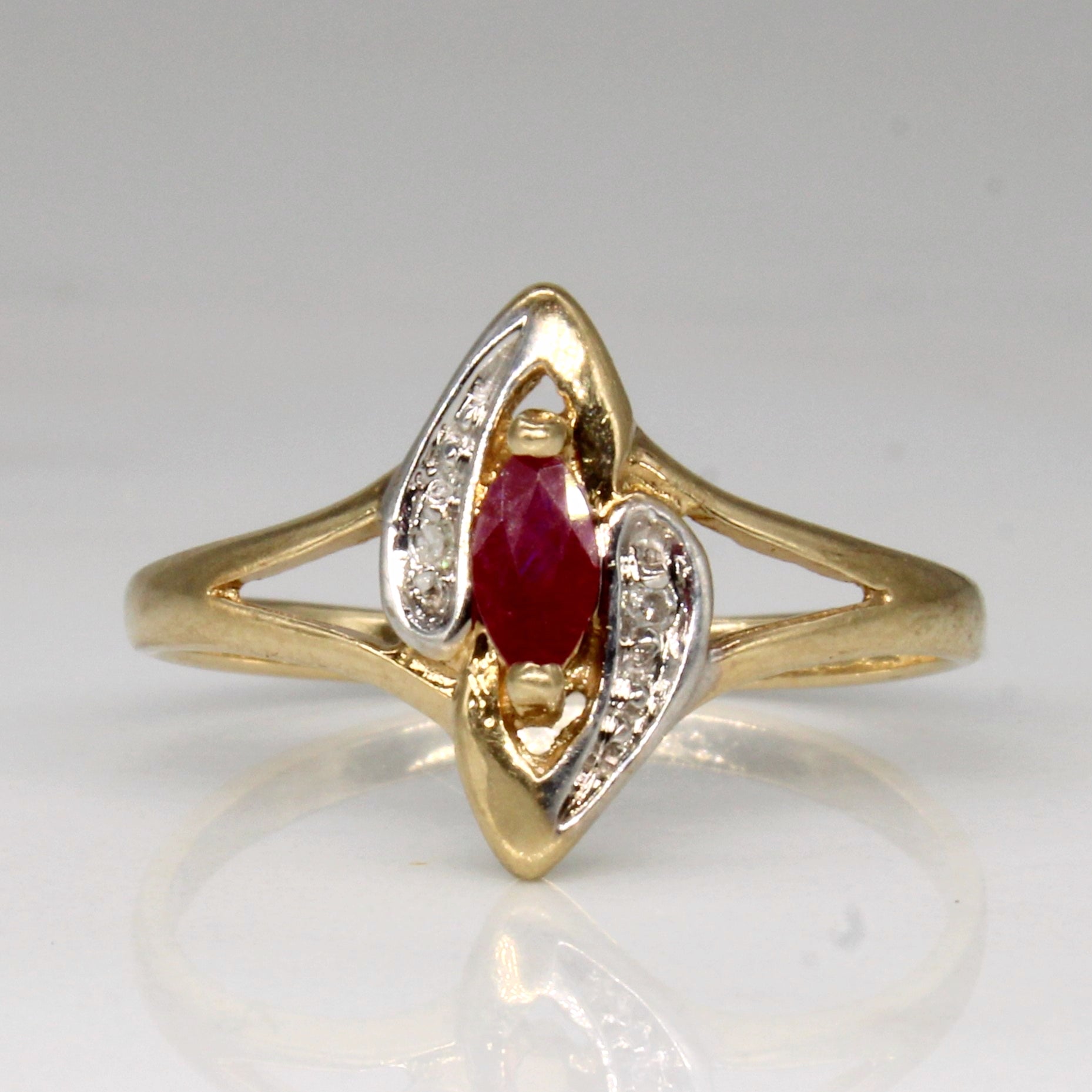 Bague en rubis synthétique et diamants | 0,24 ct, 0,02 ct au total | Taille 7 |