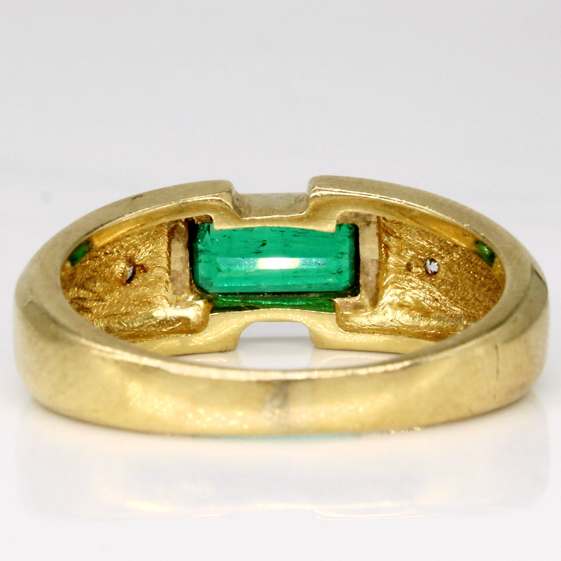 Bague émeraude et diamants | 0,70 ct, 0,04 ct au total | Taille 7,75 |