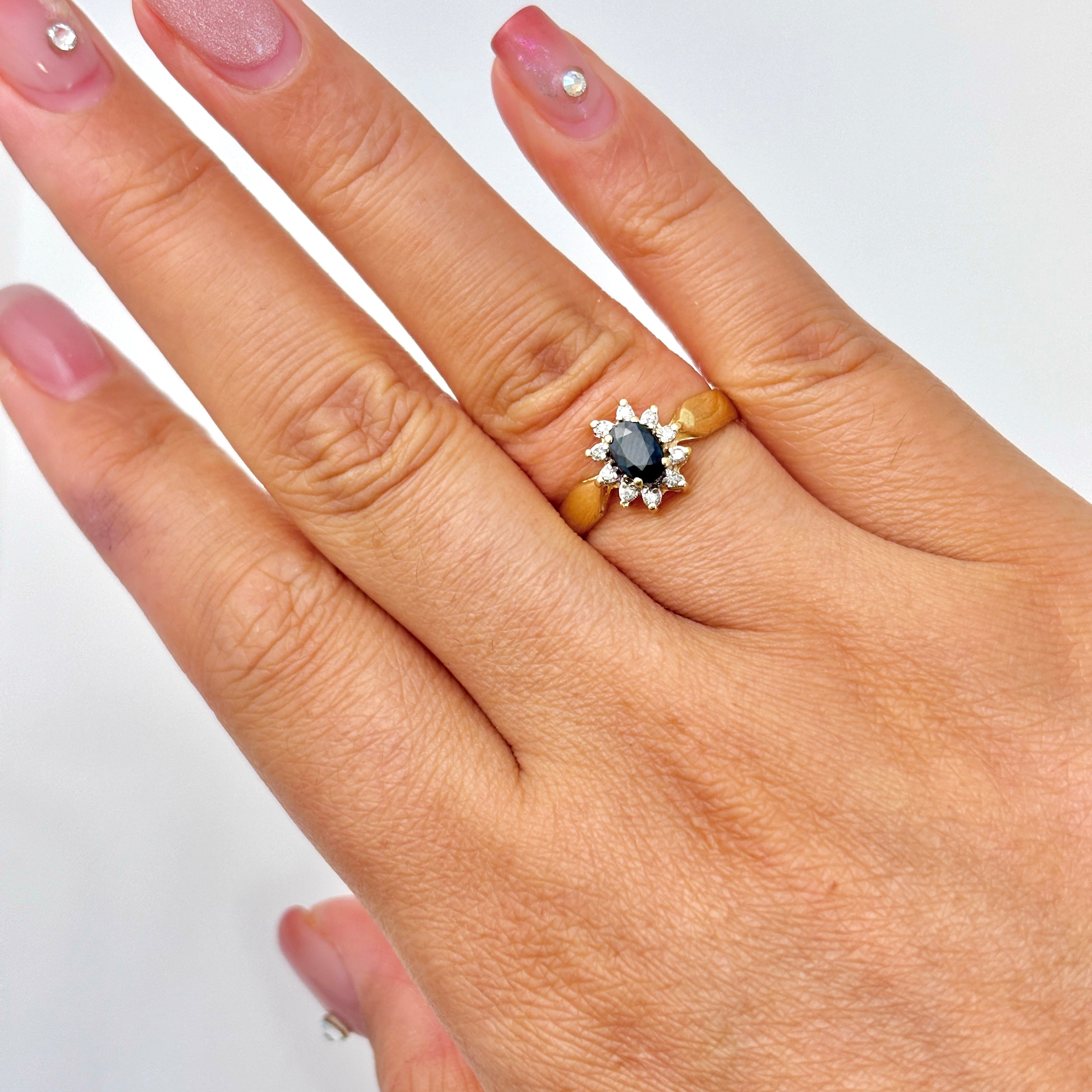 Bague en or jaune 14 carats, saphir et diamants | 0,44 ct, 0,10 ct au total | Taille 6,5