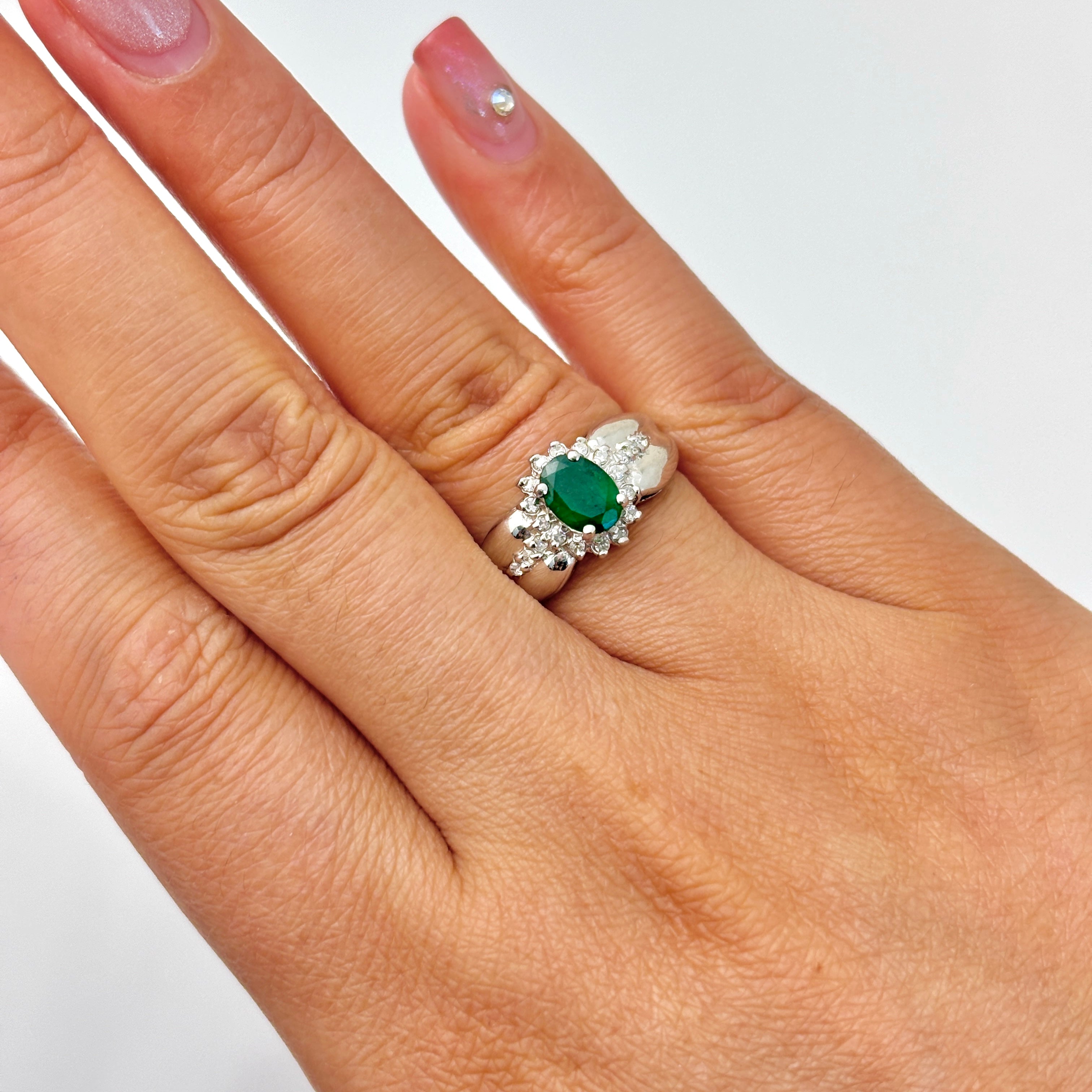 Bague en or blanc 10 carats avec émeraude et diamants | 0,67 ct, 0,16 ct au total | Taille 6,75