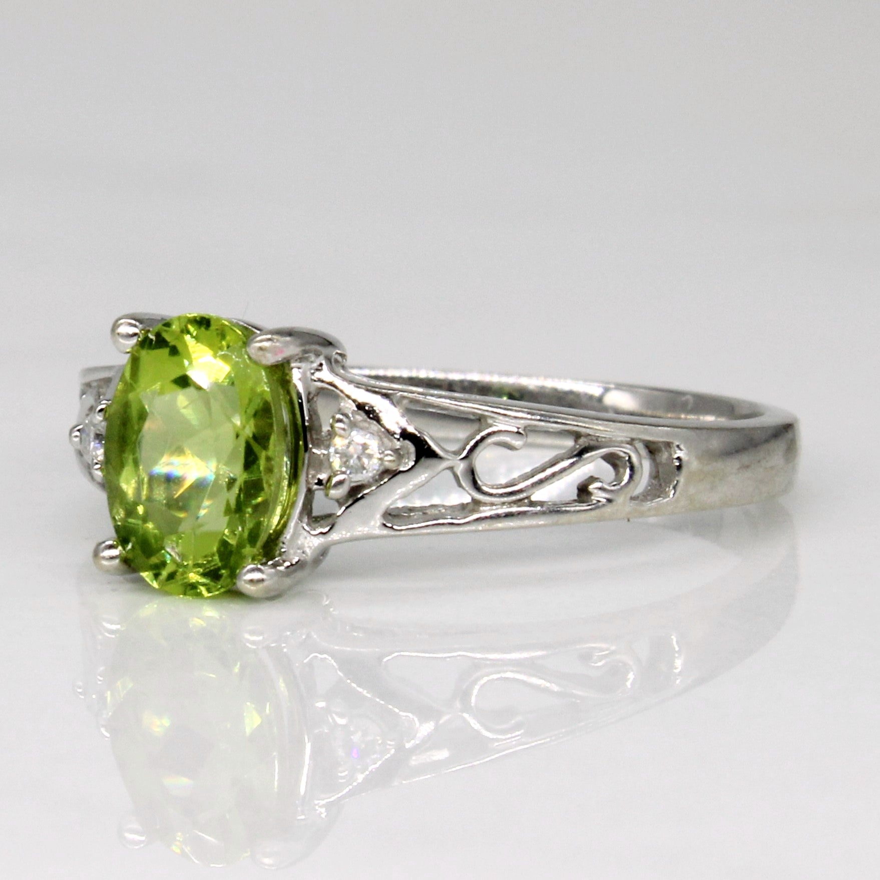 Peridot & Diamond Ring | 0.72ct, 0.02ctw | SZ 5.75 |