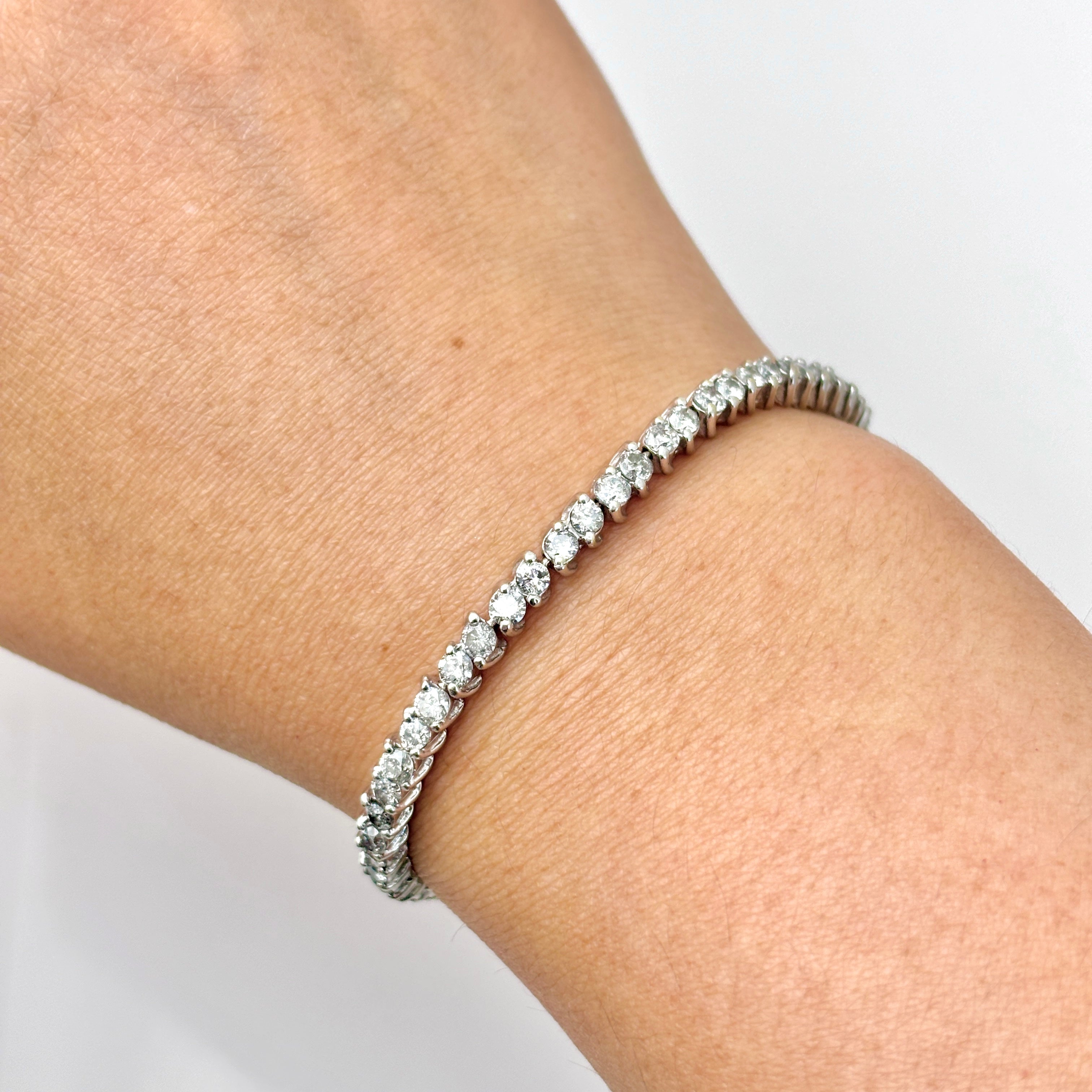 Bracelet tennis en or blanc 14 carats et diamants | 4,00 ct au total | 17,8 cm