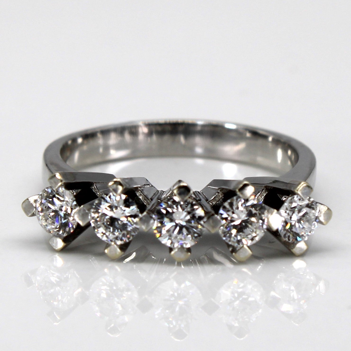 Bague en or 18 carats sertie de cinq diamants | 1 ct au total | Taille 8,25 |