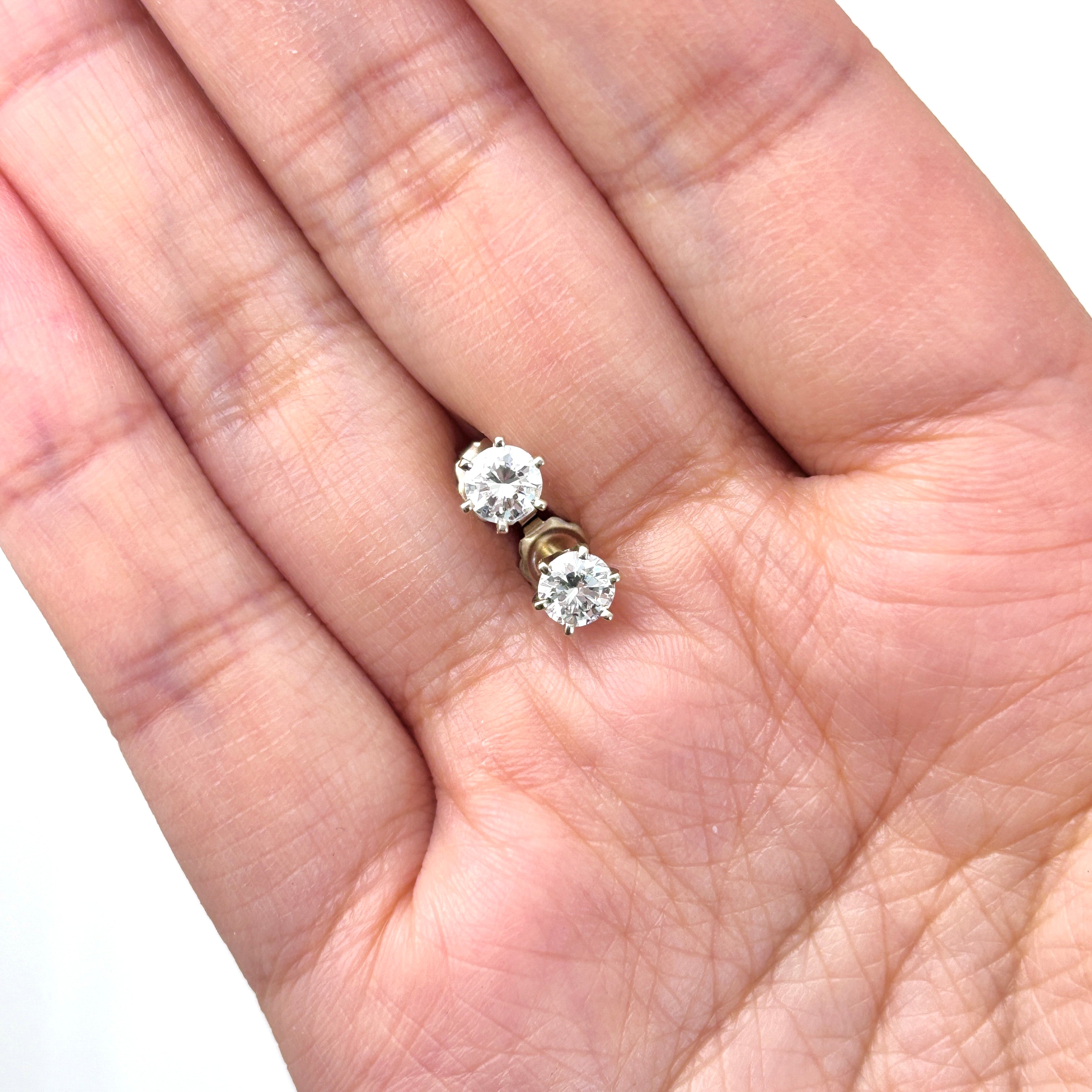 Boucles d'oreilles puces en or blanc 14 carats et diamants | 0,74 ct au total 11/2 G/G |